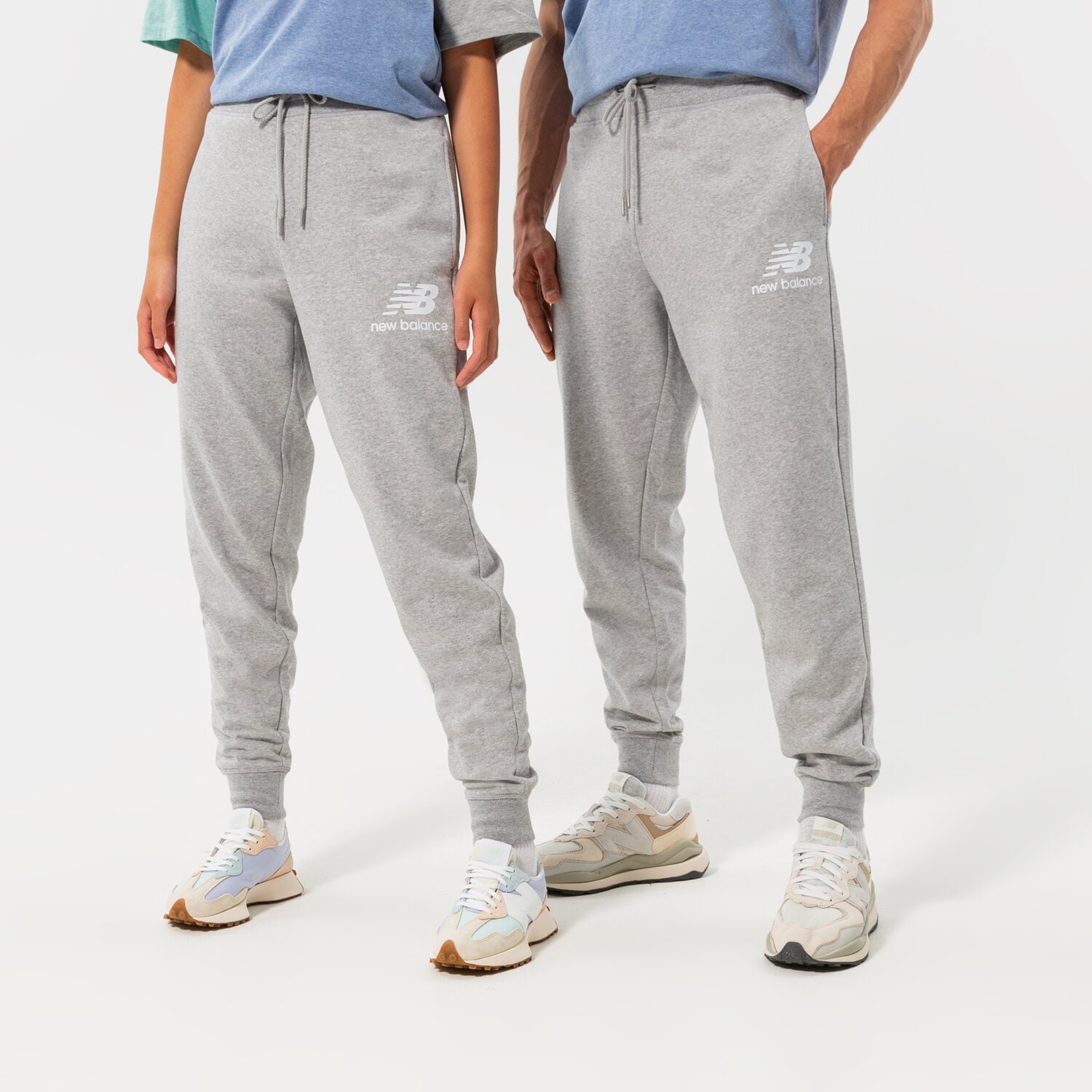 Bărbați pantaloni NEW BALANCE PANTALONI  NB ESSENTIALS STACKED LOGO SWEATPANT MP03558AG Gri