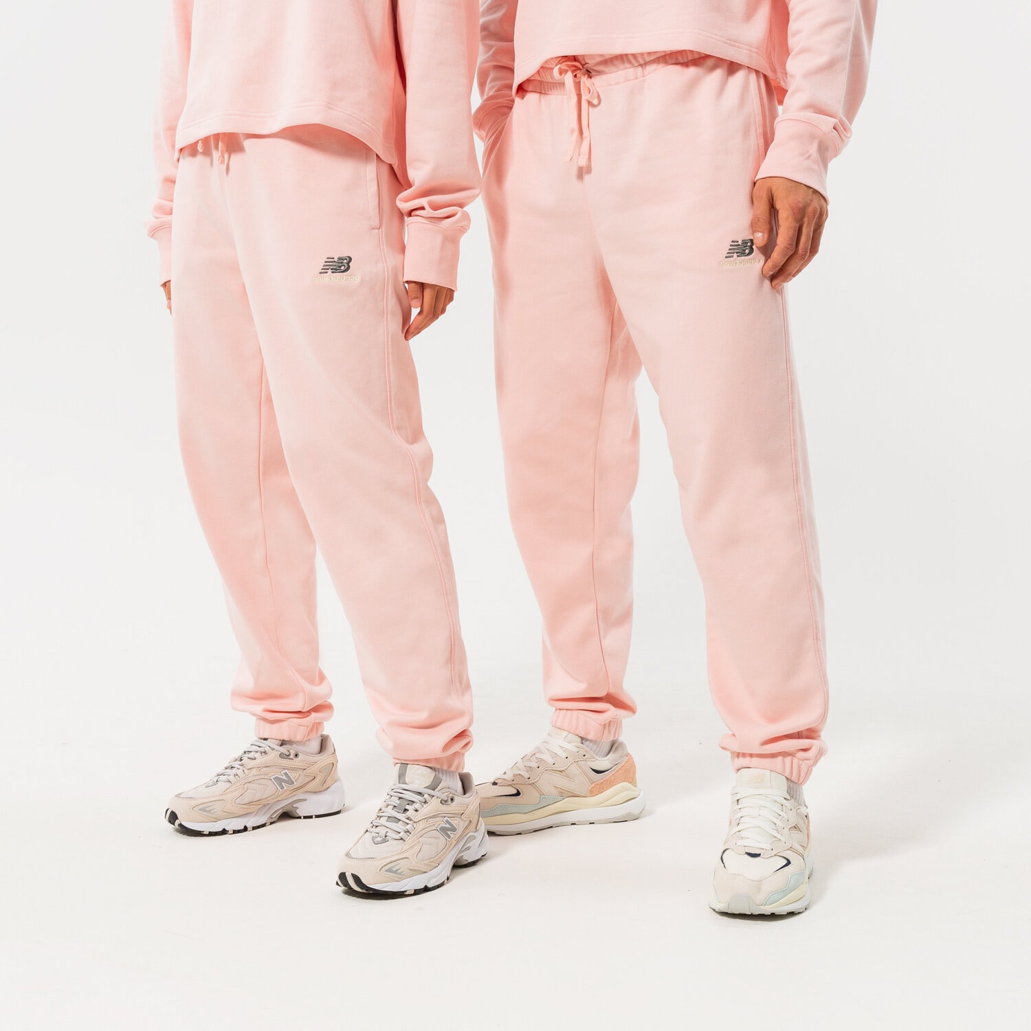 Femei pantaloni NEW BALANCE PANTALONI  NB ESSENTIALS UNI-SSENTIALS SWEATPANT UP21500PIE Roz