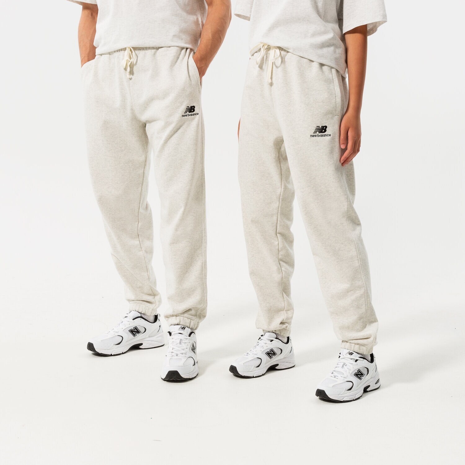 Femei pantaloni NEW BALANCE PANTALONI  NB ESSENTIALS UNI-SSENTIALS SWEATPANT UP21500SAH Gri