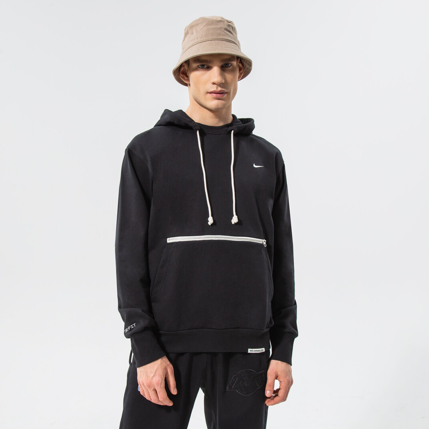 Bărbați bluză NIKE BLUZĂ CU GLUGĂ STANDARD ISSUE NBA CV0864-010 Negru