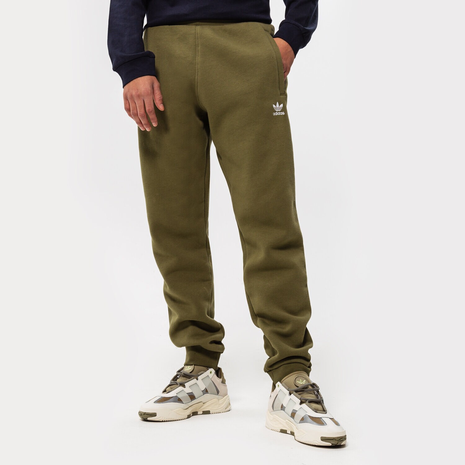 Bărbați pantaloni ADIDAS PANTALONI  ESSENTIALS PANT H65676 Kaki