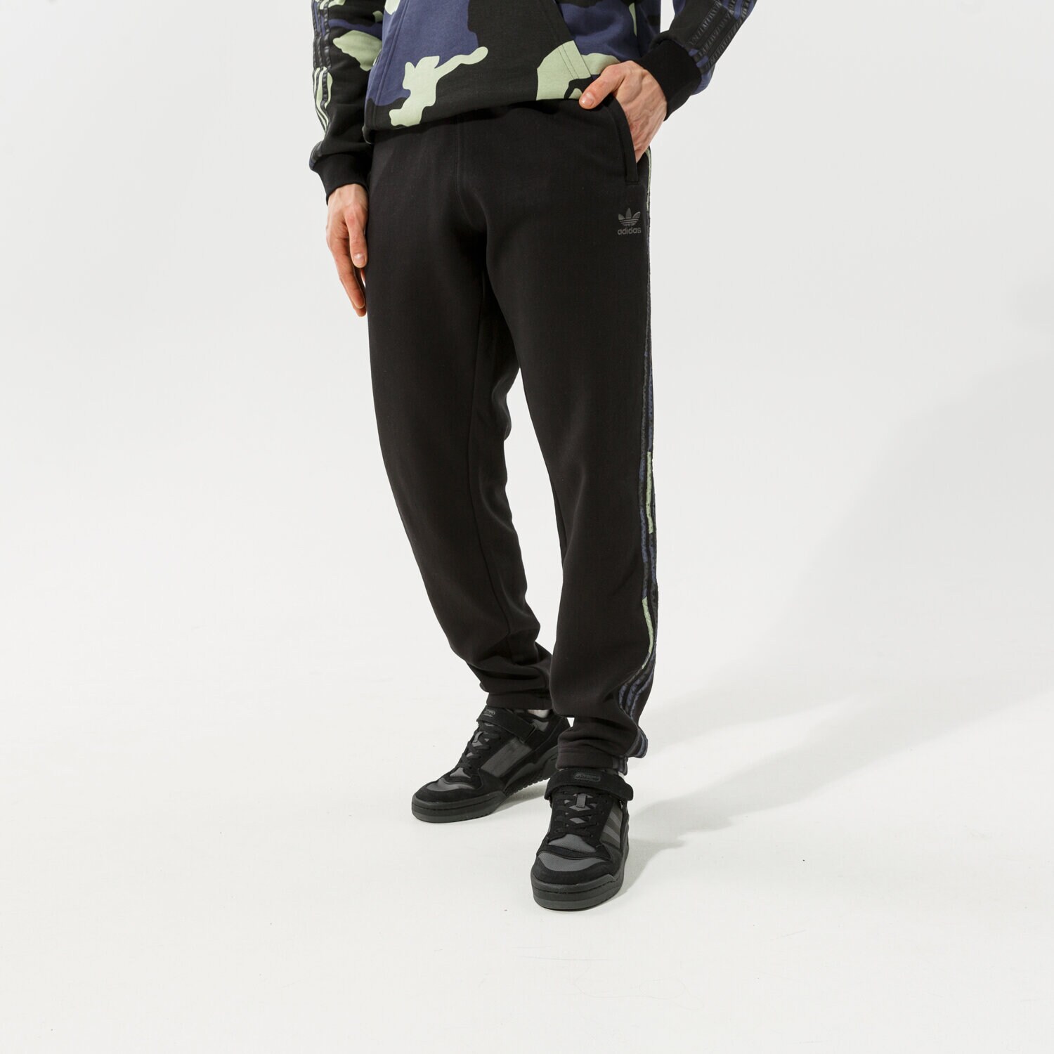 Bărbați pantaloni ADIDAS PANTALONI  CAMO PANTS HF4878 Negru