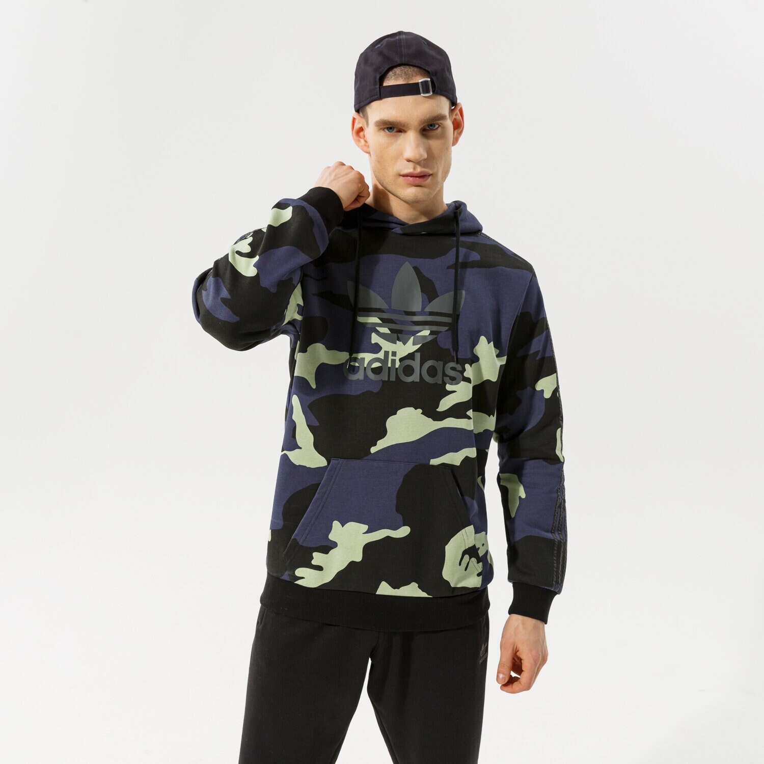 Bărbați bluză ADIDAS BLUZĂ CU GLUGĂ CAMO HOODIE HF4882 Mulicolor