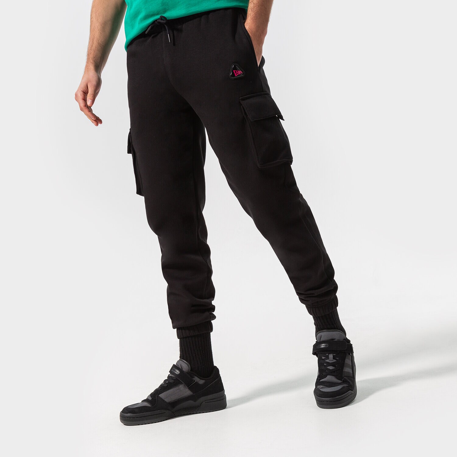 Bărbați pantaloni NEW ERA PANTALONI  NEW ERA UTILITY CARGO JOGGER 12893040 Negru