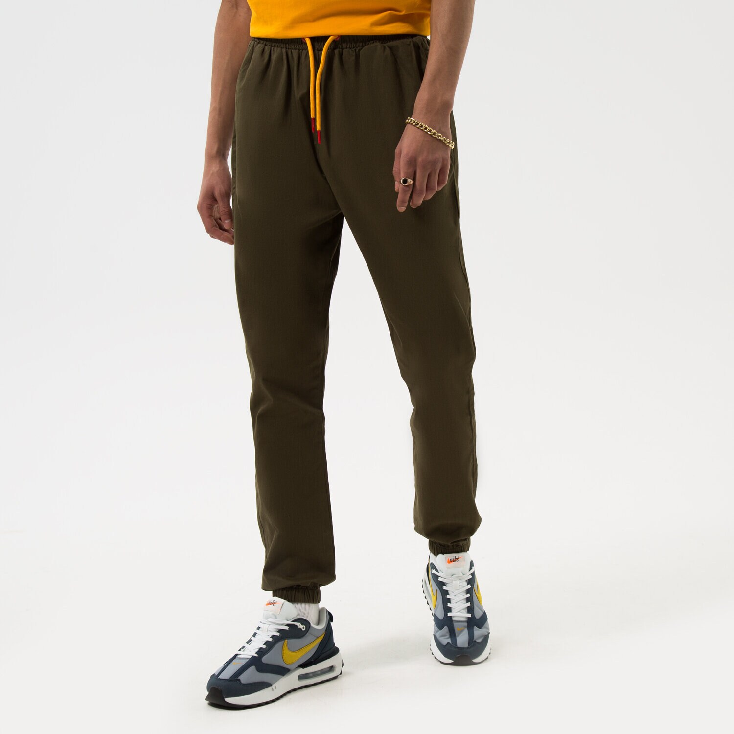 Bărbați pantaloni ELLESSE PANTALONI  MANA TRACK PANT KHA SHP15697506 Kaki