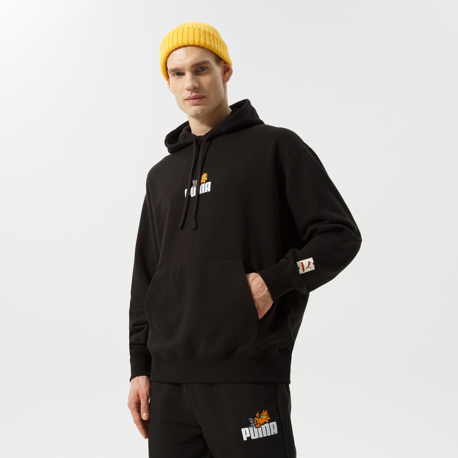 Bărbați bluză PUMA BLUZĂ CU GLUGĂ PUMA X GARFIELD HOODIE 534435 01 Negru
