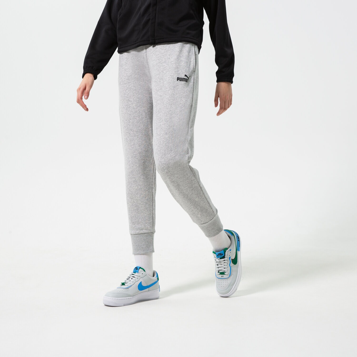 Femei pantaloni PUMA PANTALONI  ESS SWEATPANTS TR CL 586842 04 Gri