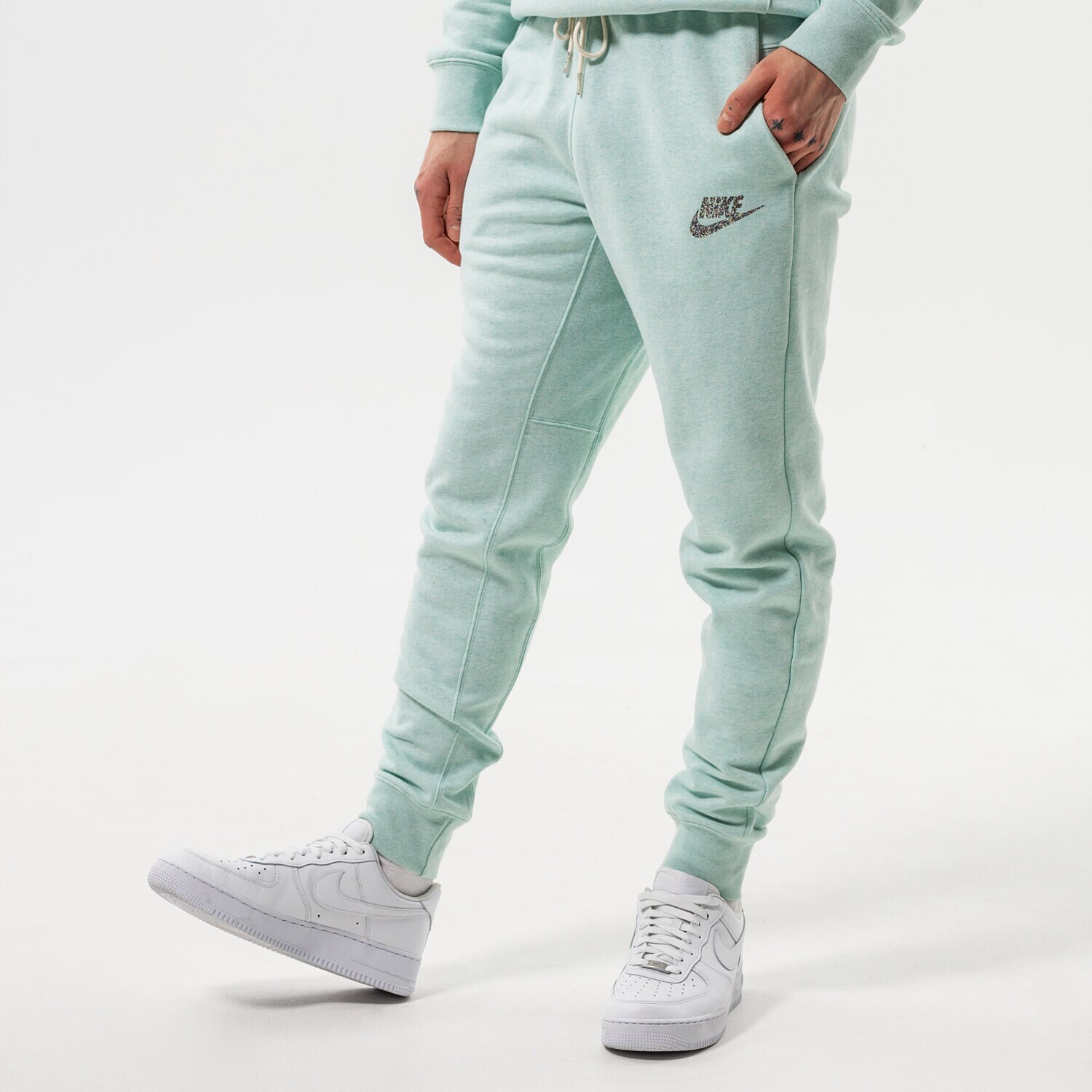 Bărbați pantaloni NIKE PANTALONI  M NSW REVIVAL FLC JGGR C DM5626-379 Verde