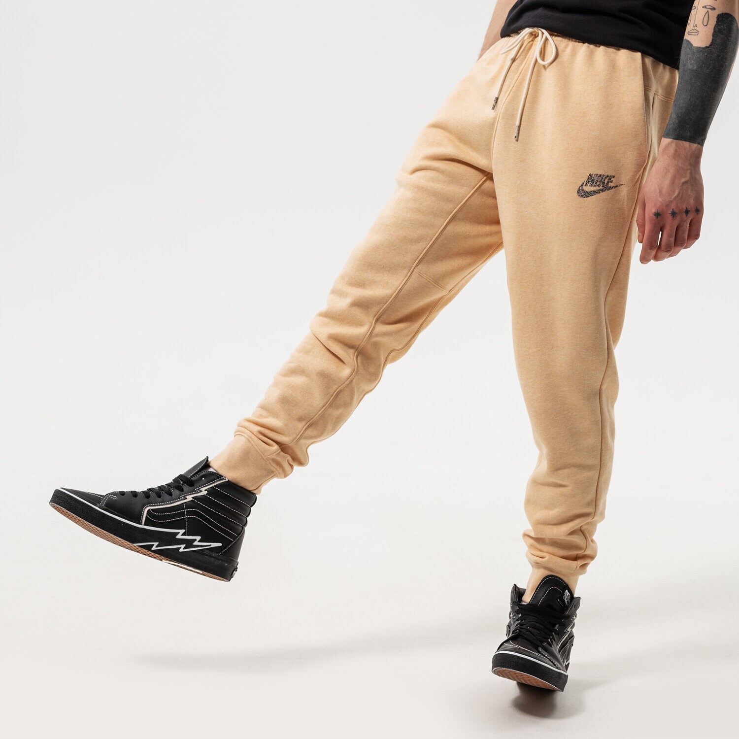 Bărbați pantaloni NIKE PANTALONI  M NSW REVIVAL FLC JGGR C DM5626-268 Bej