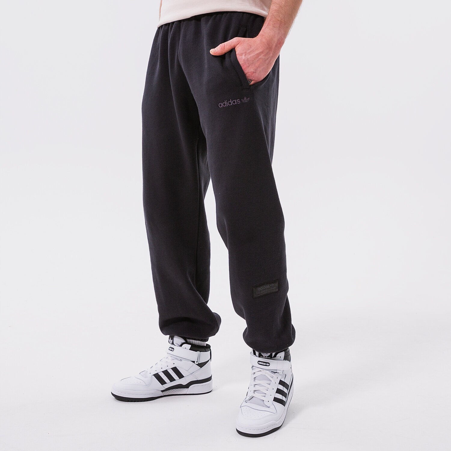 Bărbați pantaloni ADIDAS PANTALONI TREFOIL LINEAR LABEL SWEATPANT HM4826 Negru