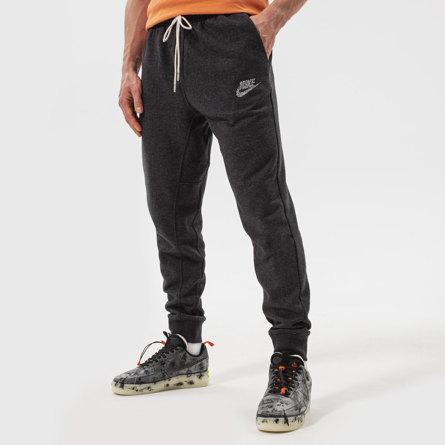 Bărbați pantaloni NIKE PANTALONI  M NSW REVIVAL FLC JGGR C DM5626-010 Negru