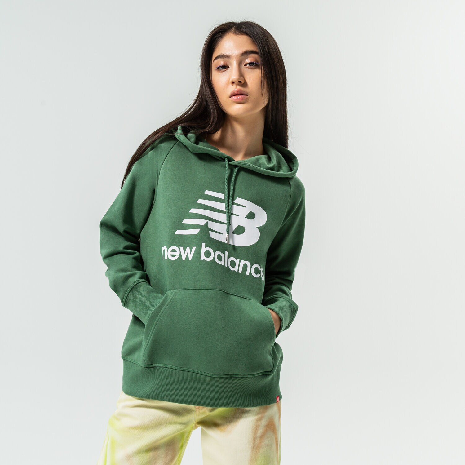 Femei bluză NEW BALANCE BLUZĂ CU GLUGĂ ESSENTIALS PULLOVER WT03550JD Verde