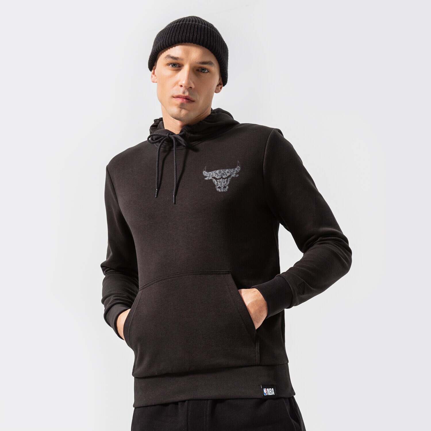 Bărbați bluză NEW ERA BLUZĂ CU GLUGĂ SEAS INFILL BULLS CHICAGO BULLS BLKLE 12893089 Negru