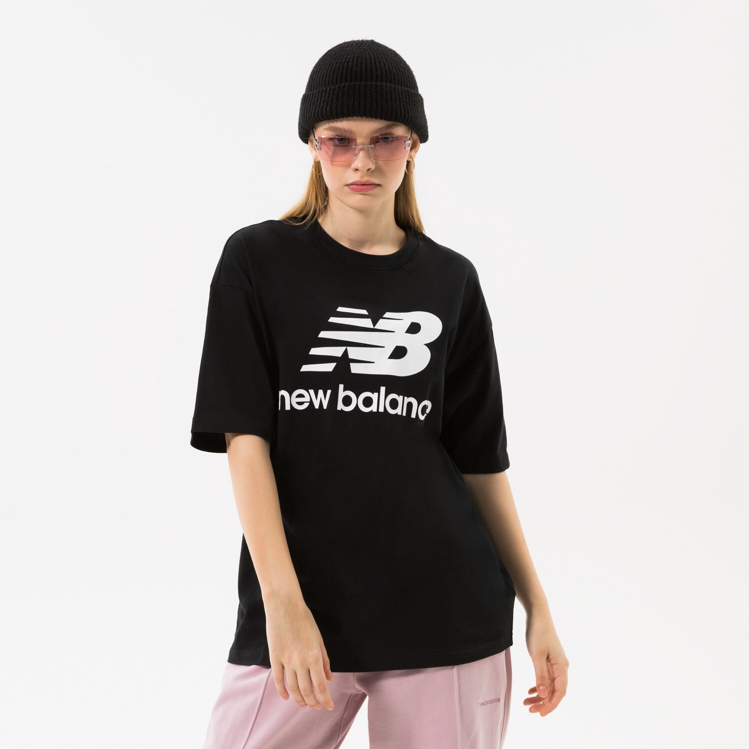 Femei tricou NEW BALANCE TRICOU ESSENTIALS STACKED LOGO WT03519BK Negru