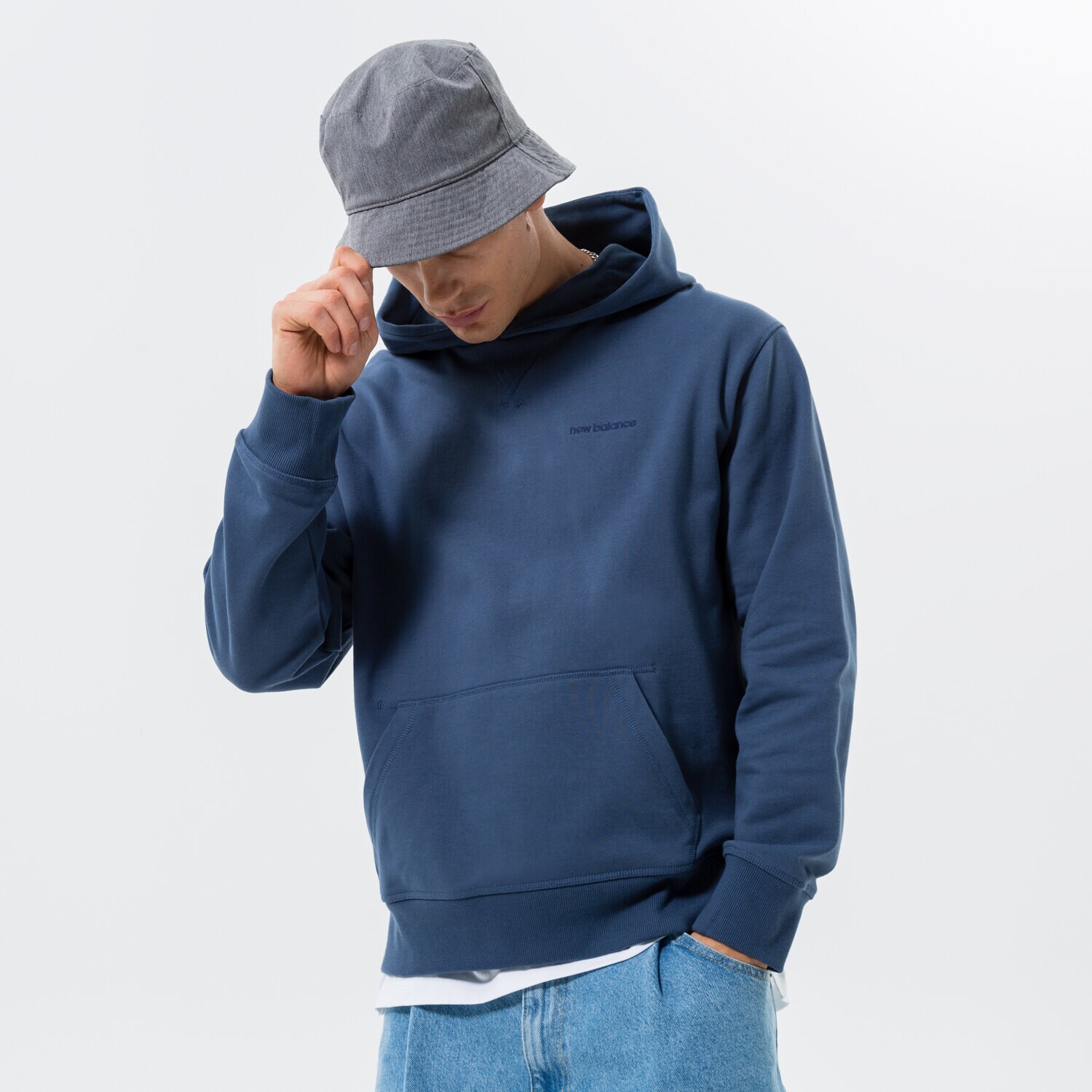 Bărbați bluză NEW BALANCE BLUZĂ CU GLUGĂ ATHLETICS NATURE MT23565VTI Bleumarin