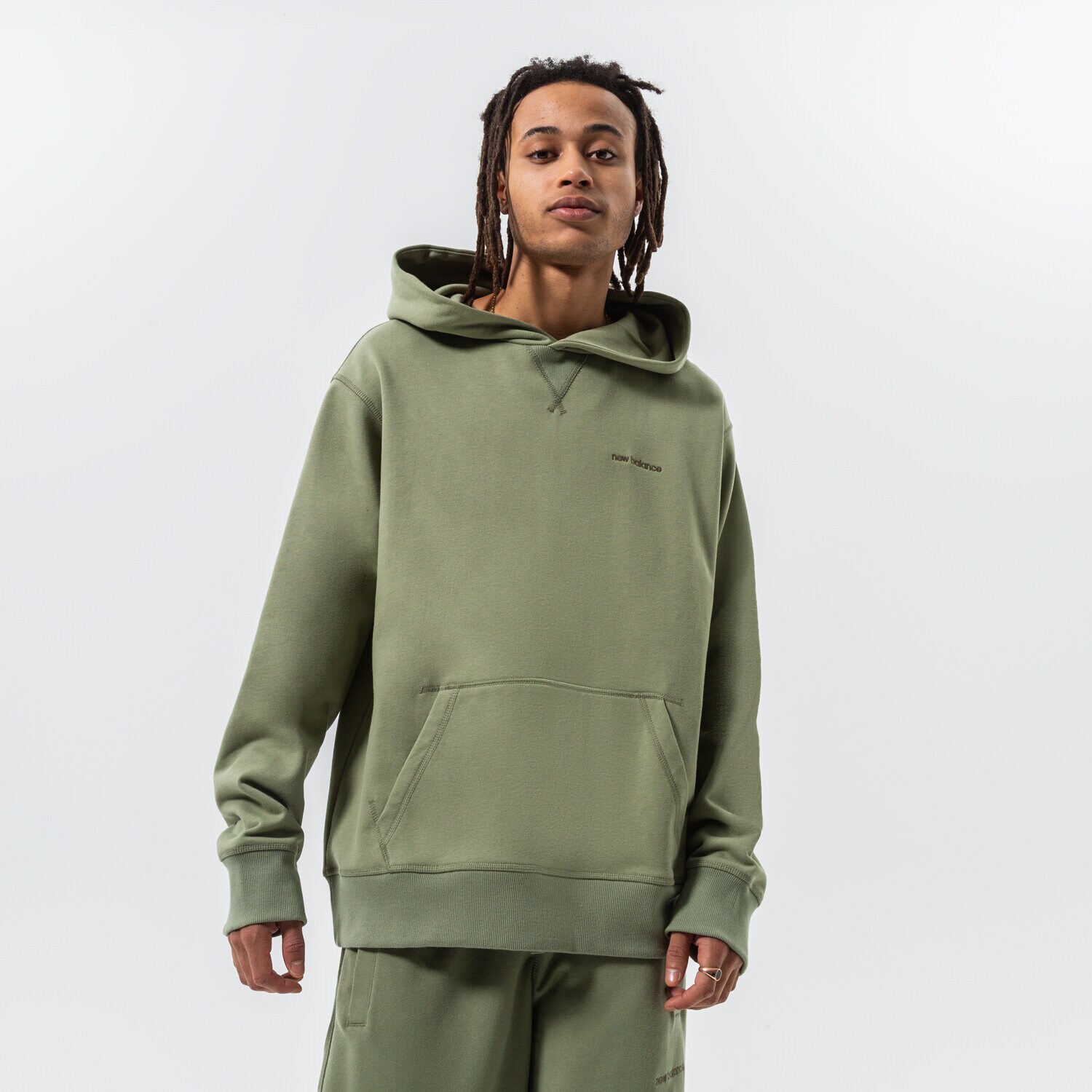 Bărbați bluză NEW BALANCE BLUZĂ CU GLUGĂ ATHLETICS NATURE MT23565OLF Verde