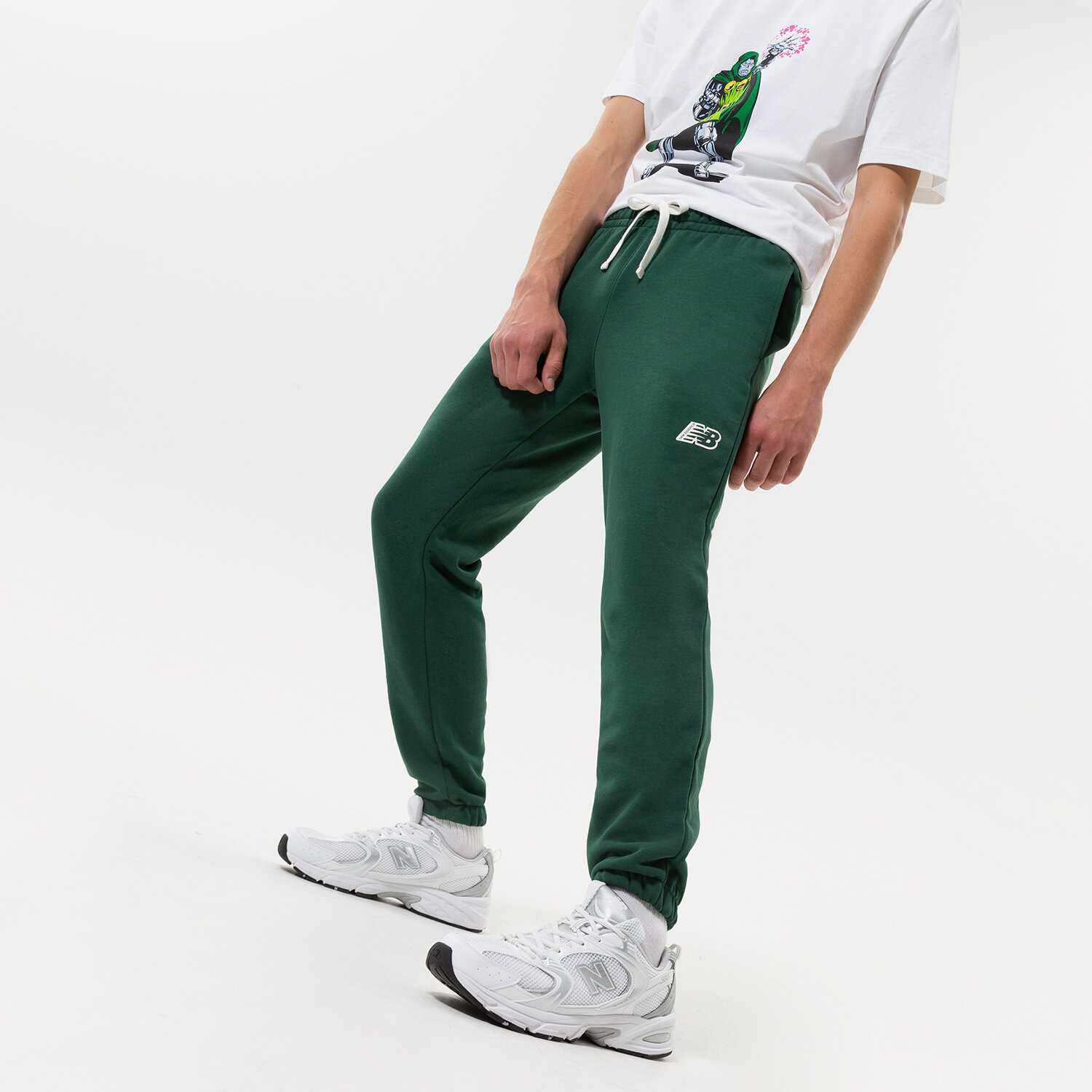 Bărbați pantaloni NEW BALANCE PANTALONI  NB ESSENTIALS FLEECE JOGGER MP23504NWG Verde