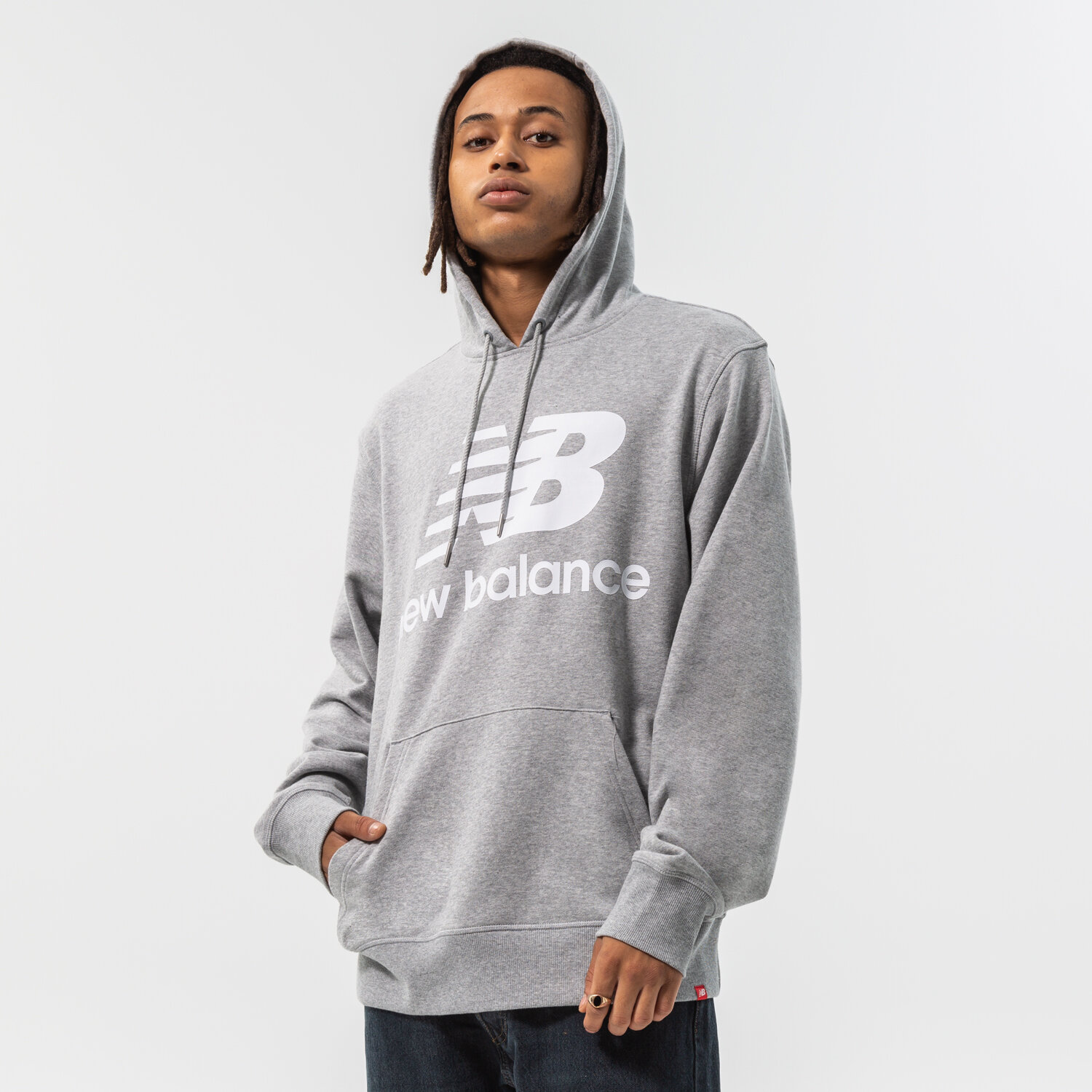 Bărbați bluză NEW BALANCE BLUZĂ CU GLUGĂ ESSENTIALS PULLOVER MT03558AG Gri