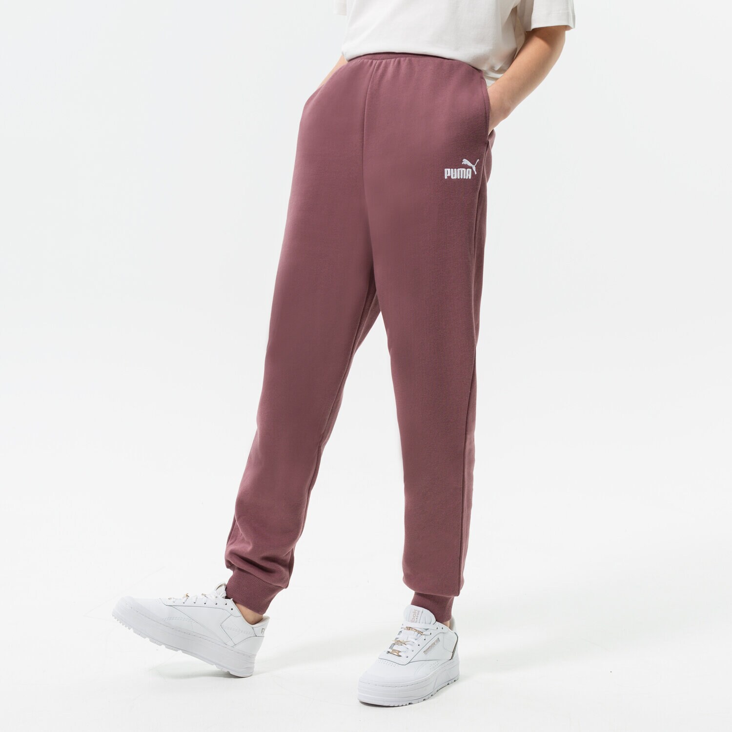 Femei pantaloni PUMA PANTALONI  ESS+ EMBROIDERY HIGH-WAIST FL 670007 75 Violet