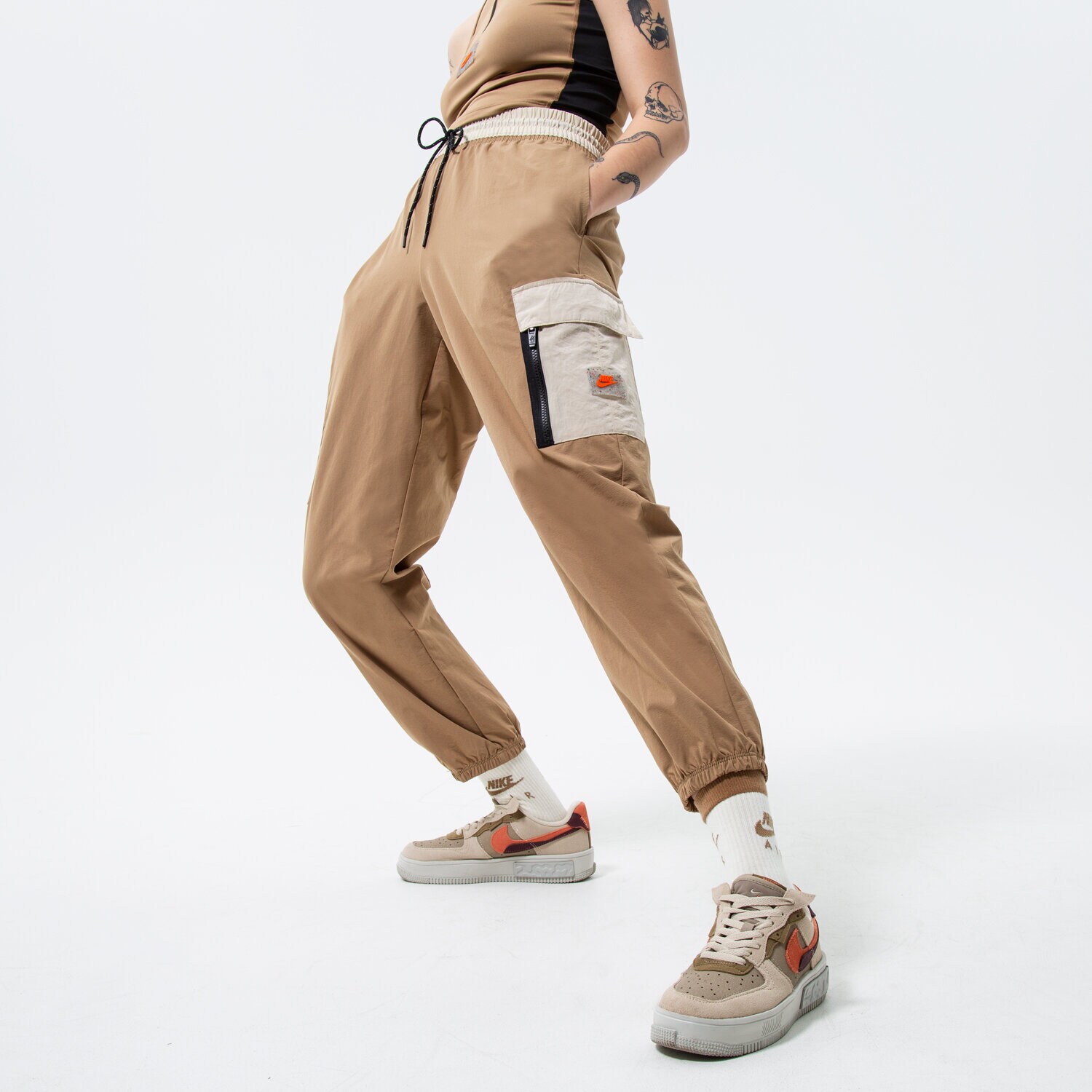 Femei pantaloni NIKE PANTALONI W NSW WVN CARGO PANT SU DX2322-258 Maro
