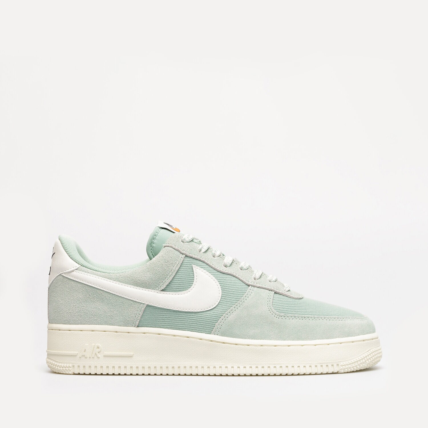 Barbați pantofi sport NIKE AIR FORCE 1 '07 LV8 DO9801-300 Verde