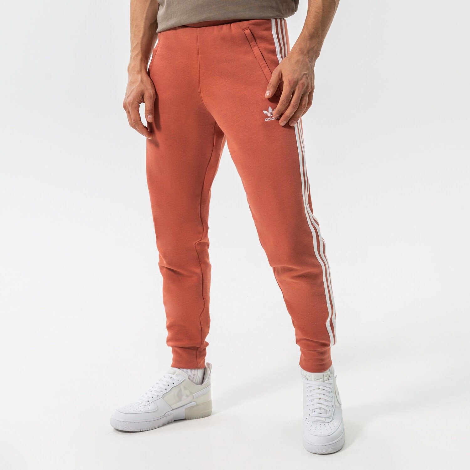Bărbați pantaloni ADIDAS PANTALONI  3-STRIPES PANT HK7300 Maro