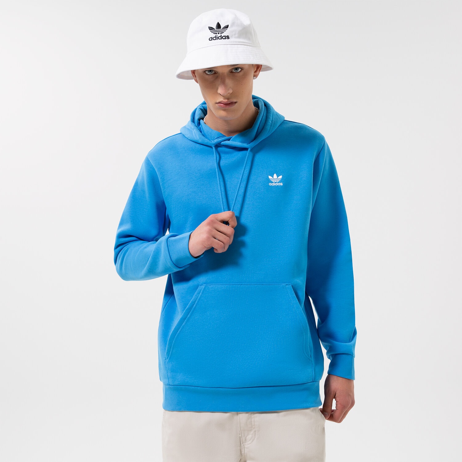 Bărbați bluză ADIDAS BLUZĂ CU GLUGĂ ESSENTIAL HOODY HK0098 Albastru