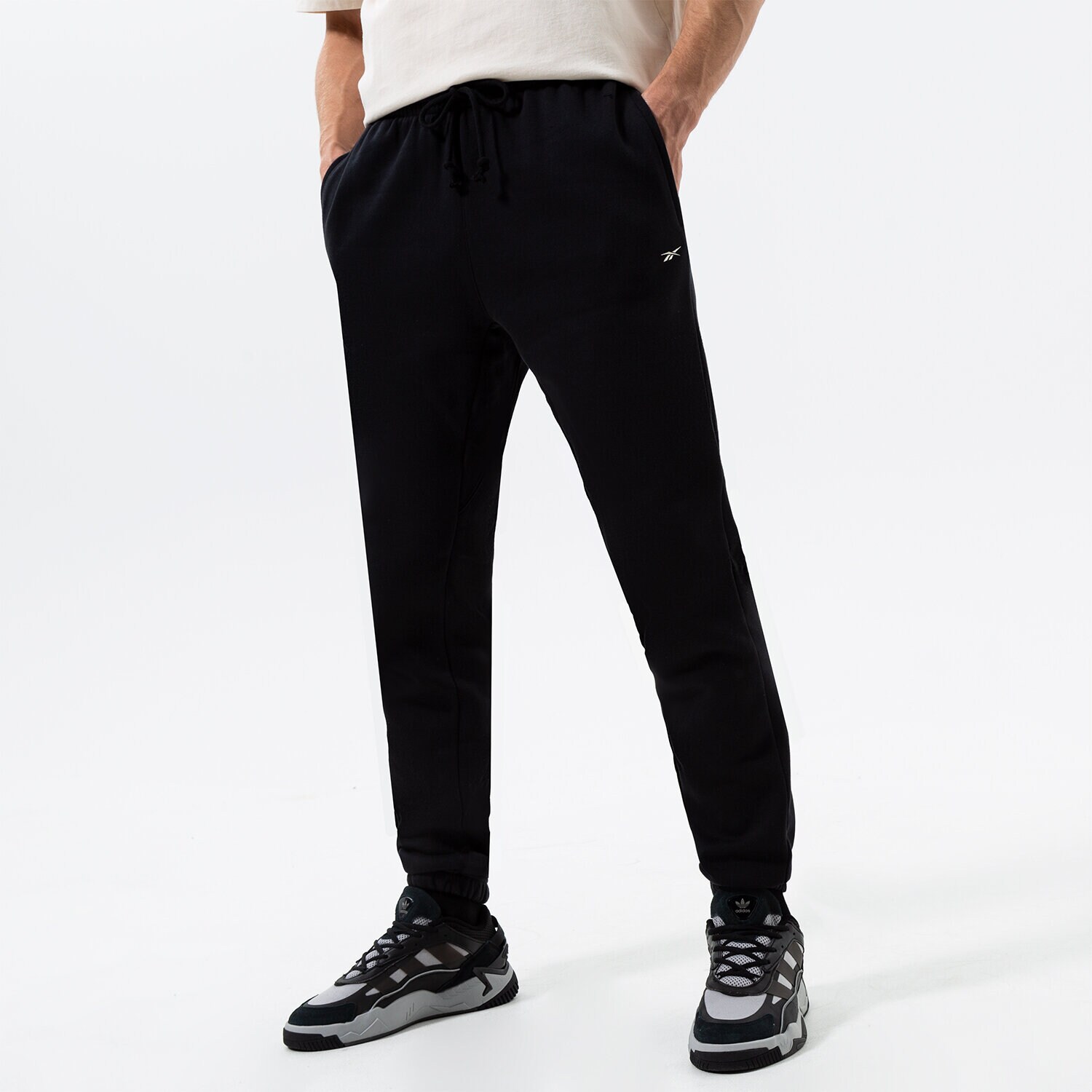 Bărbați pantaloni REEBOK PANTALONI  CLASSIC WARDROBE ESSENTIAL PANT HM3118 Negru