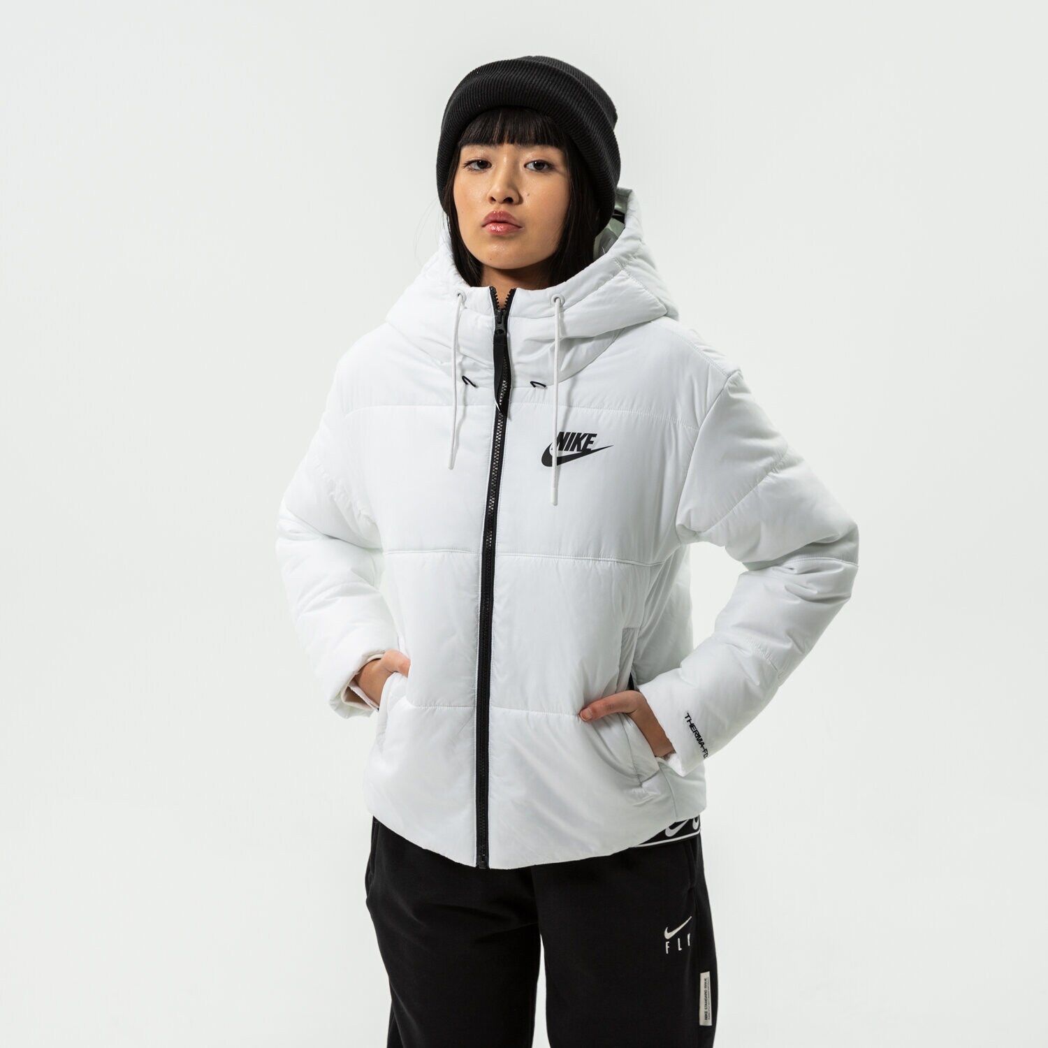 Femei geacă de iarnă NIKE JACHETĂ DE IARNĂ W NSW   TF RPL CLASSIC TAPE JKT DJ6997-100 Alb
