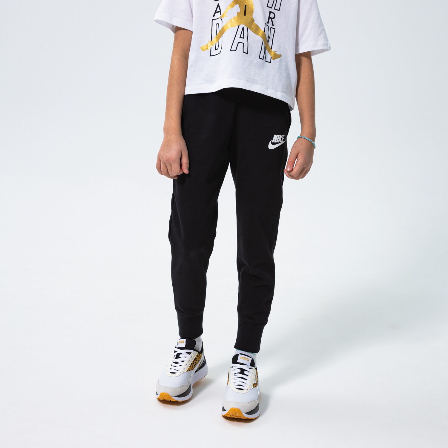 Pantaloni pentru copii NIKE PANTALONI  GIRLS' CLUB FRENCH TERRY JOGGERS GIRL DC7211-010 Negru