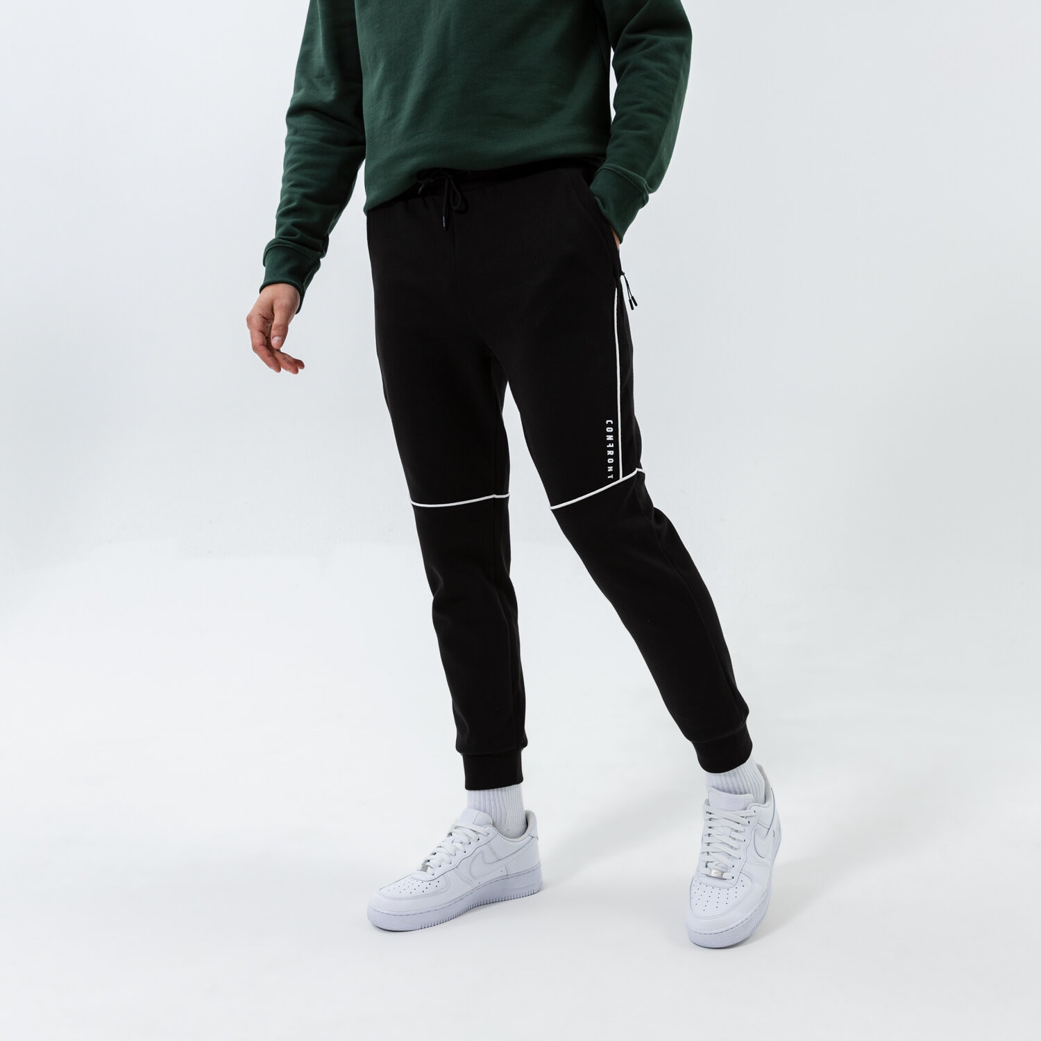Bărbați pantaloni CONFRONT PANTALONI  CITY STRIPE PANTS BLACK CF321SPM32001 Negru