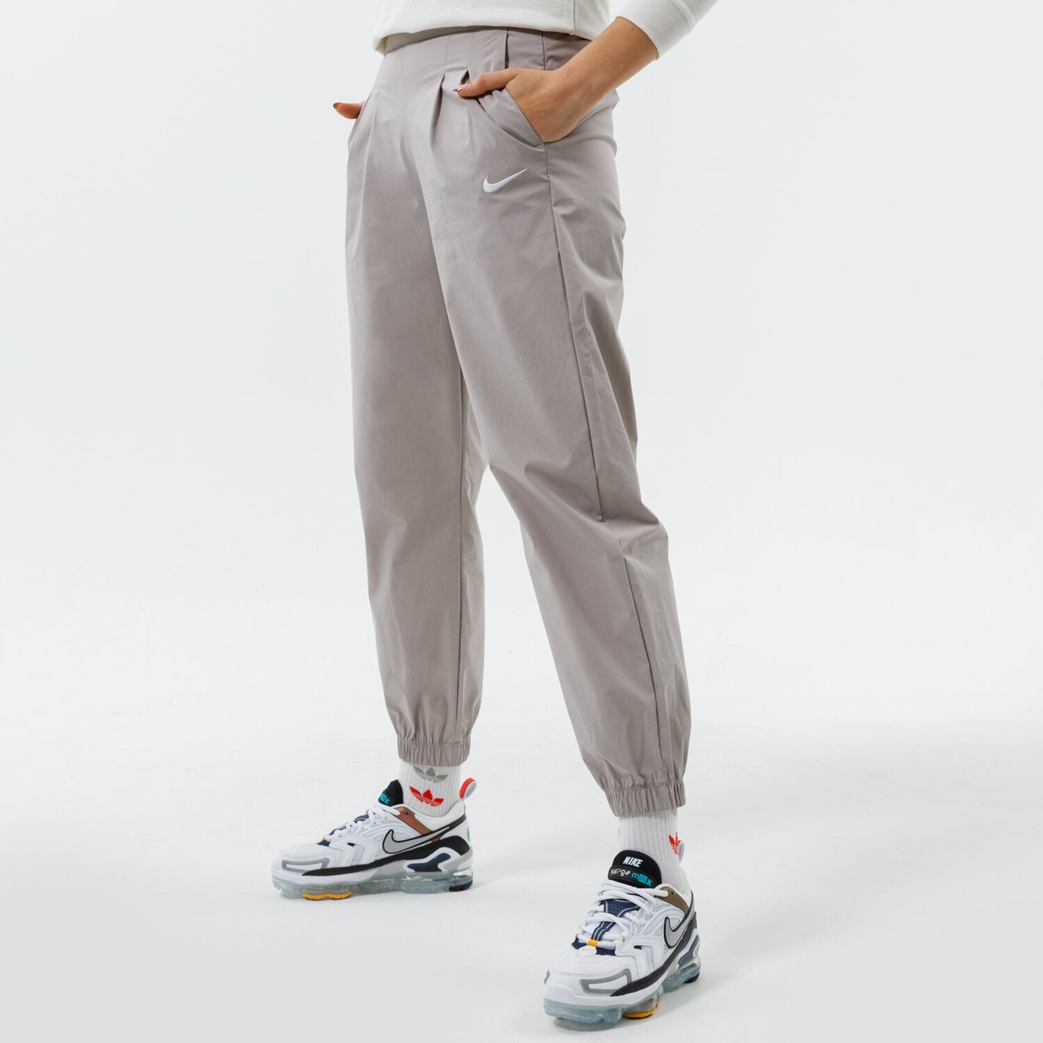 Femei pantaloni NIKE PANTALONI  W NSW ICN CLSH WVN HR JGGR DD5048-033 Gri
