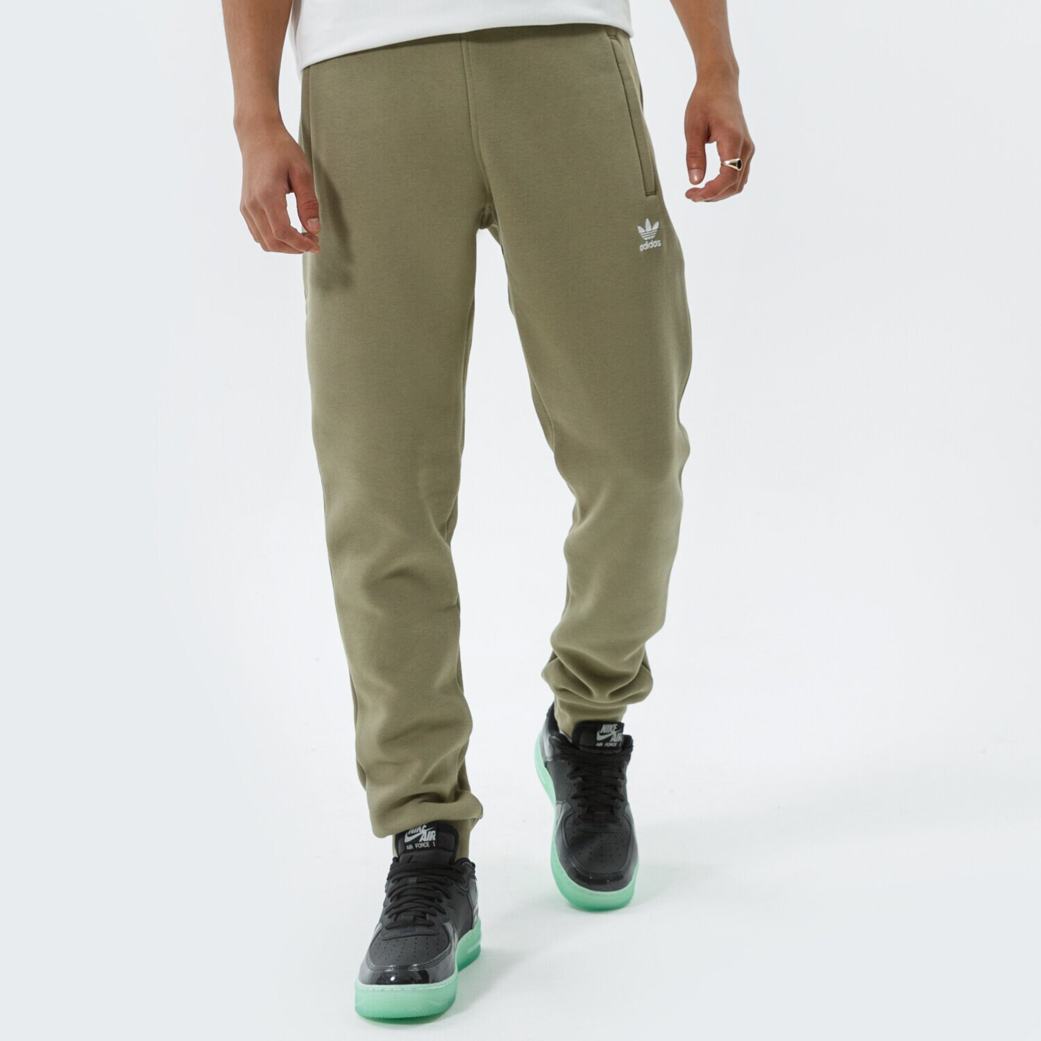 Bărbați pantaloni ADIDAS PANTALONI  ESSENTIALS PANT H34656 Kaki