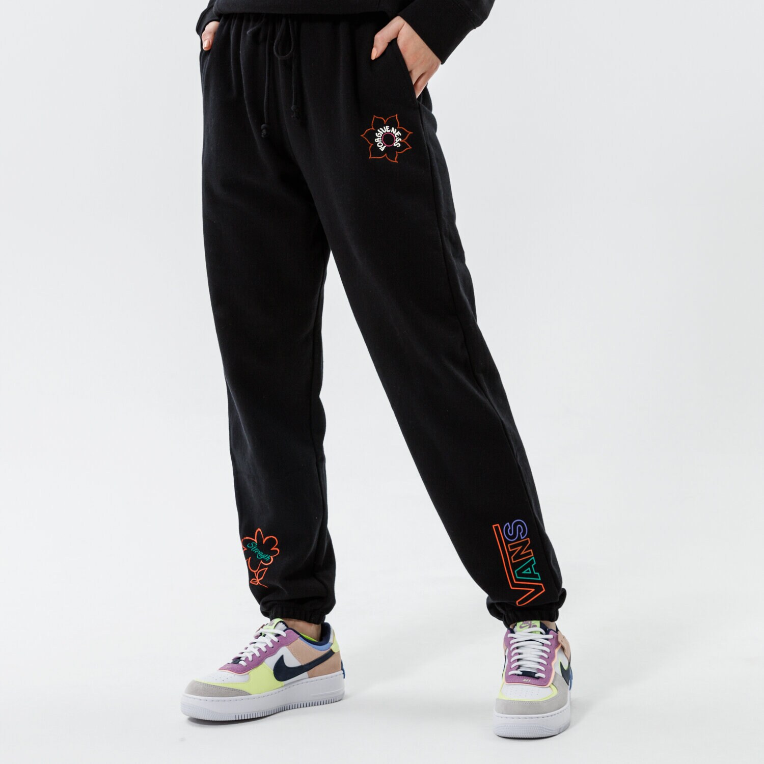Femei pantaloni VANS PANTALONI  WM CULTIVATE CARE SWEATPANT VN0A5LK3BLK1 Negru