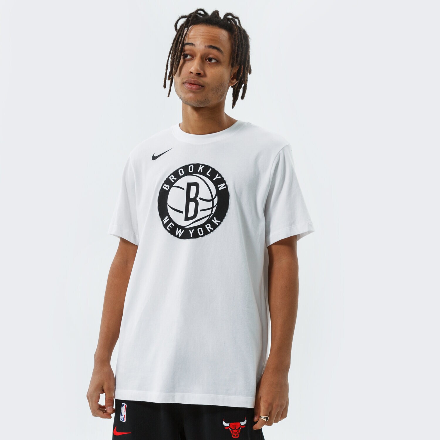Bărbați tricou NIKE TRICOU BKN M NK DF ES LOGO SS TEE NBA DA5999-100 Alb