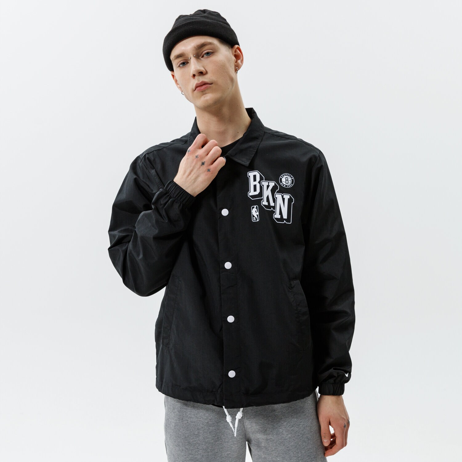 Bărbați jachetă NIKE JACHETĂ BKN M NK JKT COACHES CTS 75 NBA DB1429-010 Negru