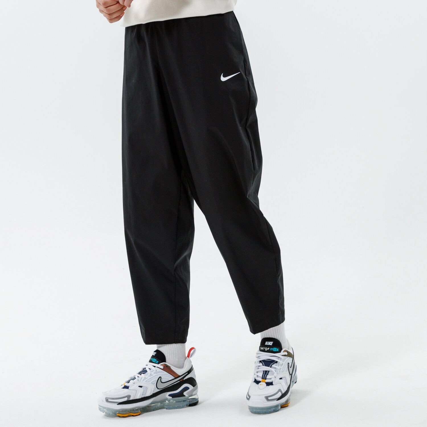 Femei pantaloni NIKE PANTALONI W NSW ESSNTL WVN HR PNT CRV DD5975-010 Negru