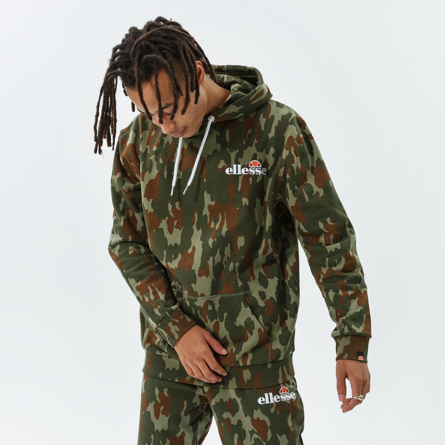 Bărbați bluză ELLESSE BLUZĂ CU GLUGĂ PRIMERO CAMO OH HOODY KHA SHK12433506 Mulicolor