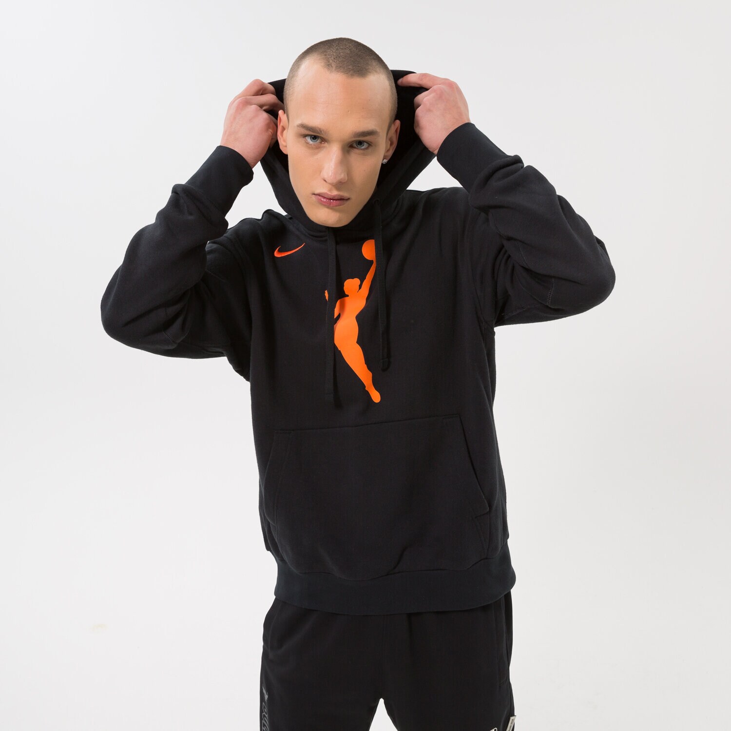 Femei bluză NIKE BLUZĂ CU GLUGĂ WNBA M NK PO FLC ESSNTL W13 NBA DR9596-010 Negru