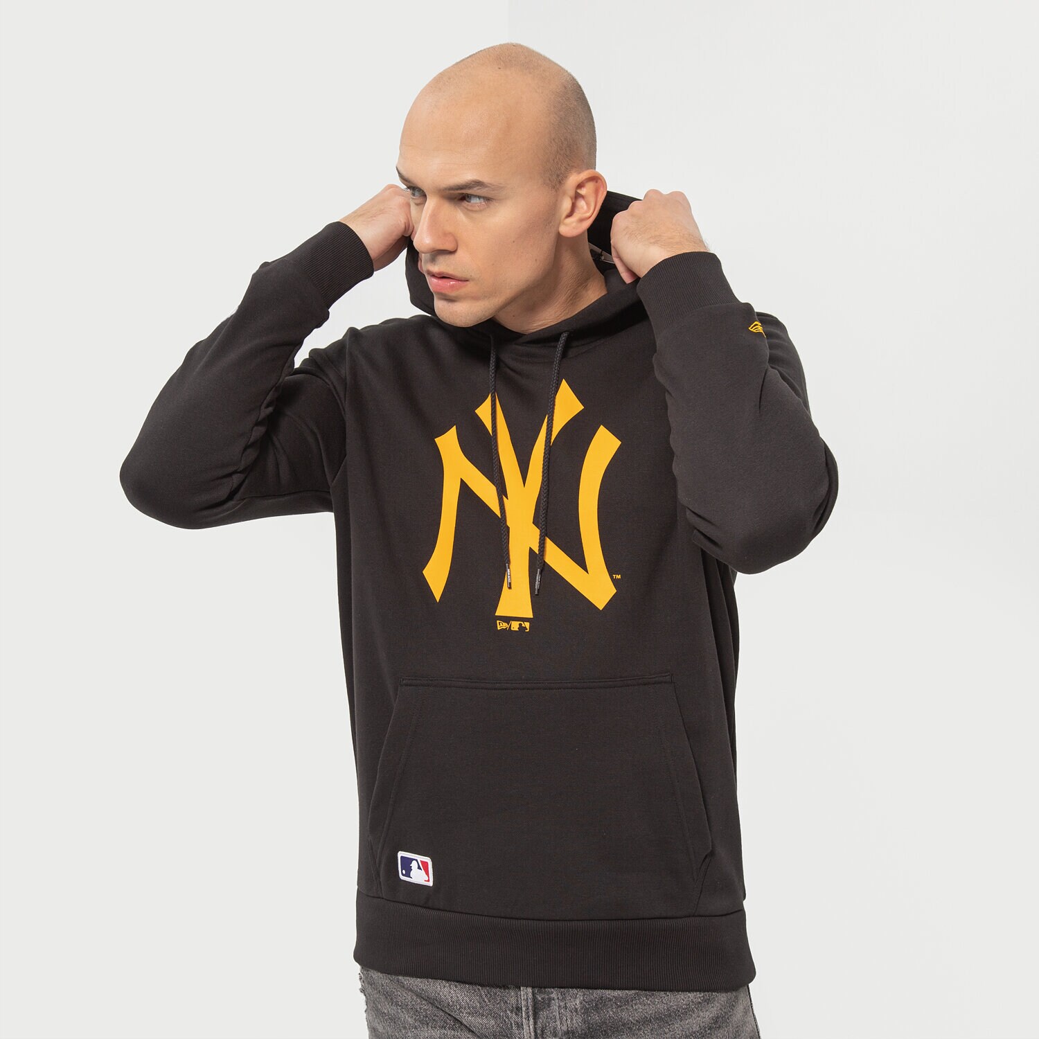 Bărbați bluză NEW ERA BLUZĂ CU GLUGĂ TEAM LOGO HOODY NYY BLK 12893131 Negru