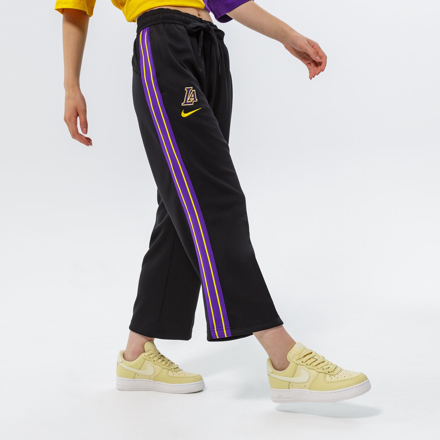 Femei pantaloni NIKE PANTALONI  LAL W NK TRKST PANT CTS 75 NBA DB1420-010 Negru