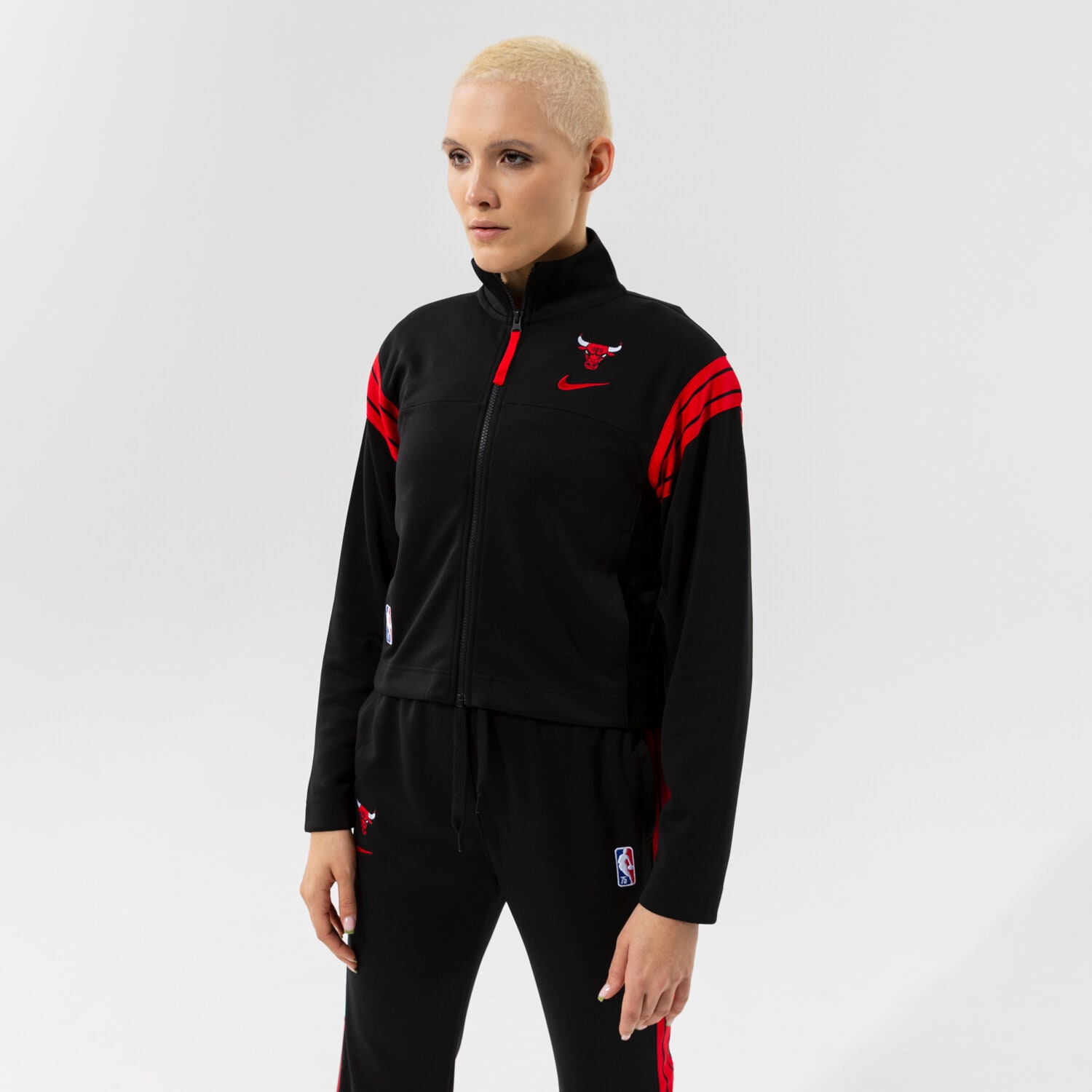 Femei geacă de iarnă NIKE JACHETĂ CHI W NK TRKST JKT CTS 75 NBA DB1394-010 Negru