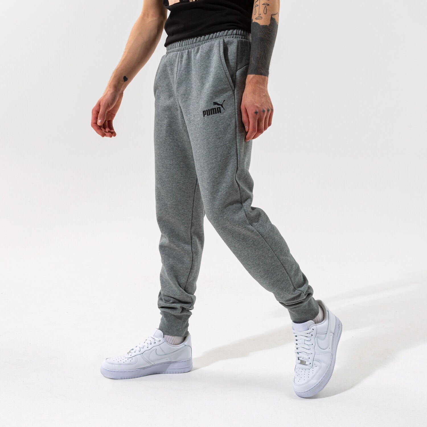 Bărbați pantaloni PUMA PANTALONI  ESS LOGO PANTS FL CL - MEDIUM GRAY HEATHER 58671403 Gri