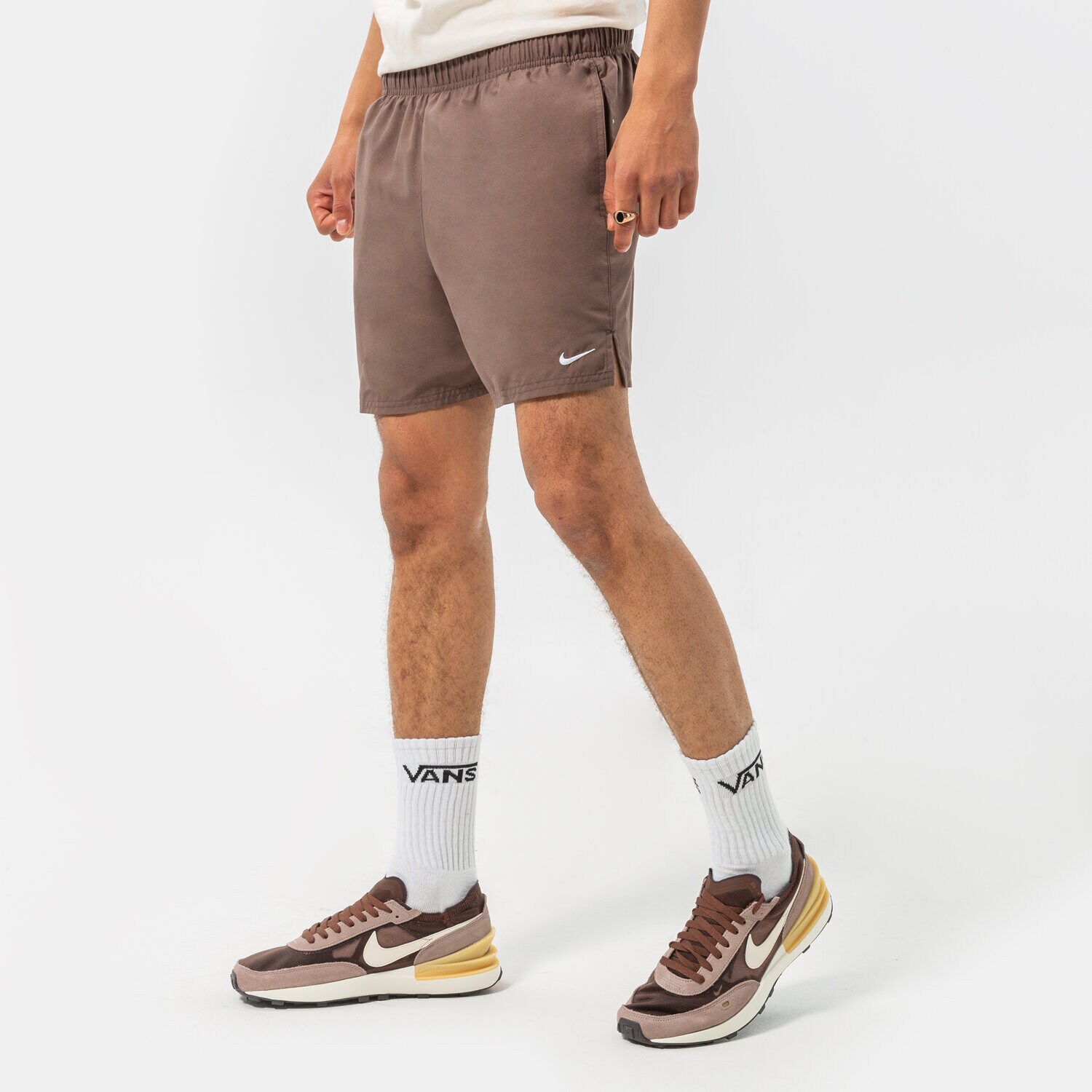 Femei pantaloni scurți NIKE PANTALONI SCURȚI NIKE ESSENTIAL 5" NESSA560046 Maro
