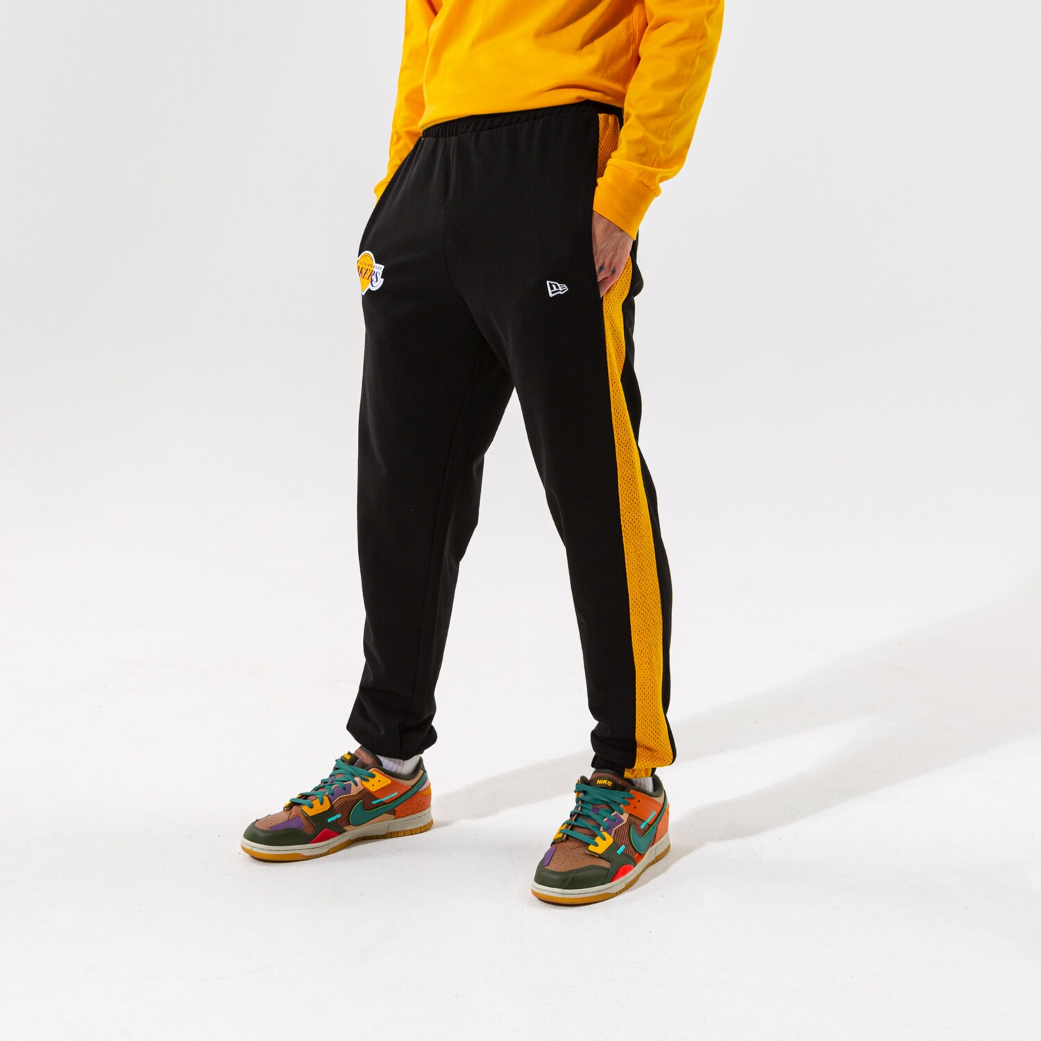 Bărbați pantaloni NEW ERA PANTALONI  NBA TEAM LOGO JOGGER LOSLAK BLK 12827206 Negru