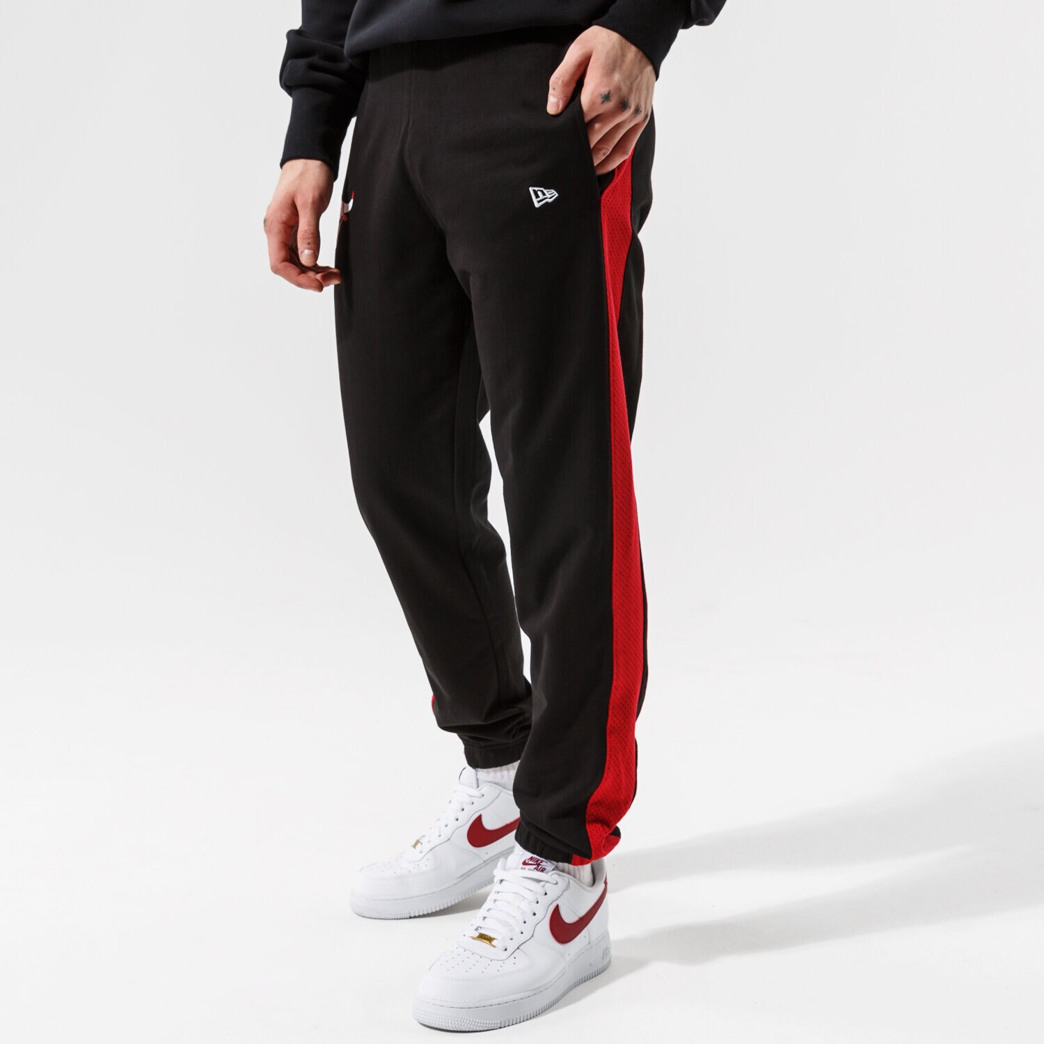 Bărbați pantaloni NEW ERA PANTALONI  NBA TEAM LOGO JOGGER CHIBUL BLK 12827207 Negru