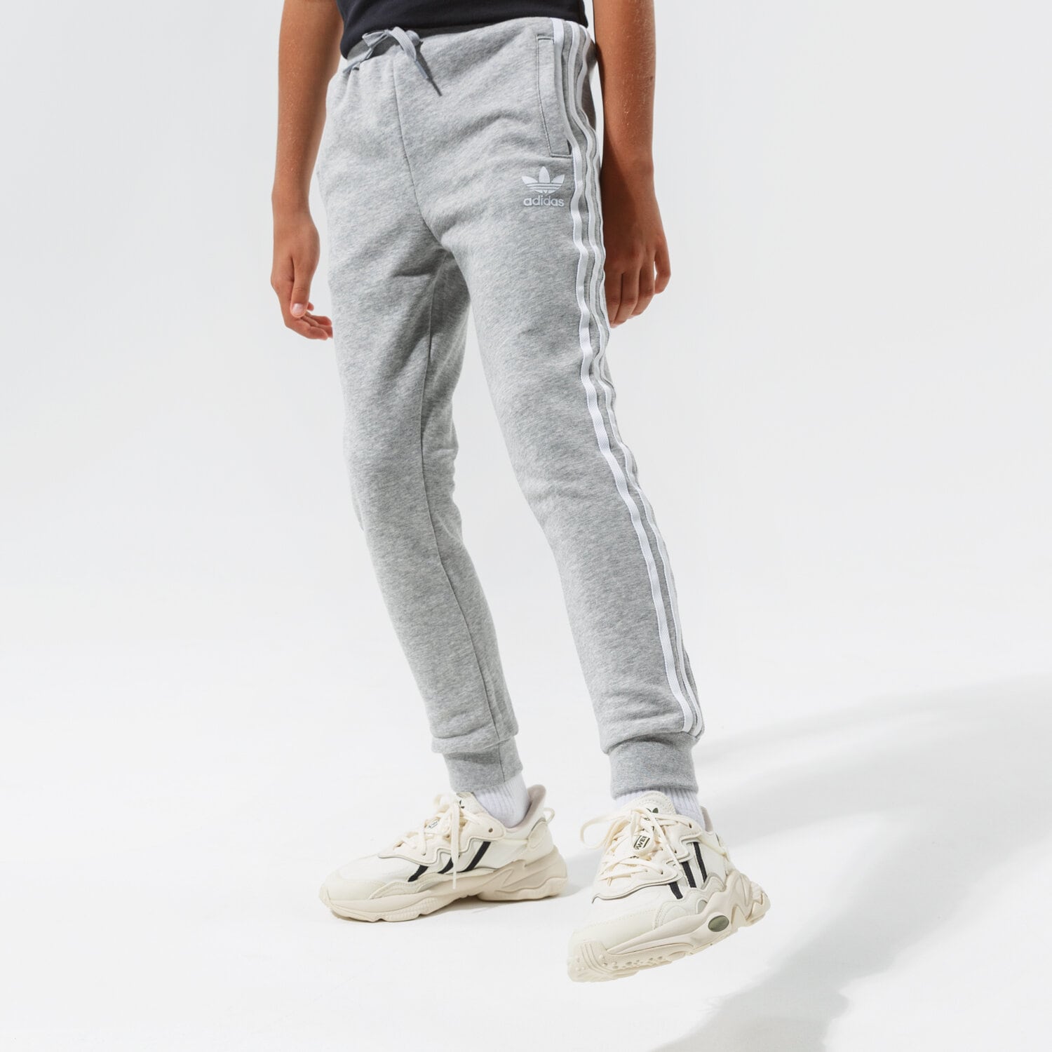 Pantaloni pentru copii ADIDAS PANTALONI  TREFOIL PANTS BOY GD2705 Gri