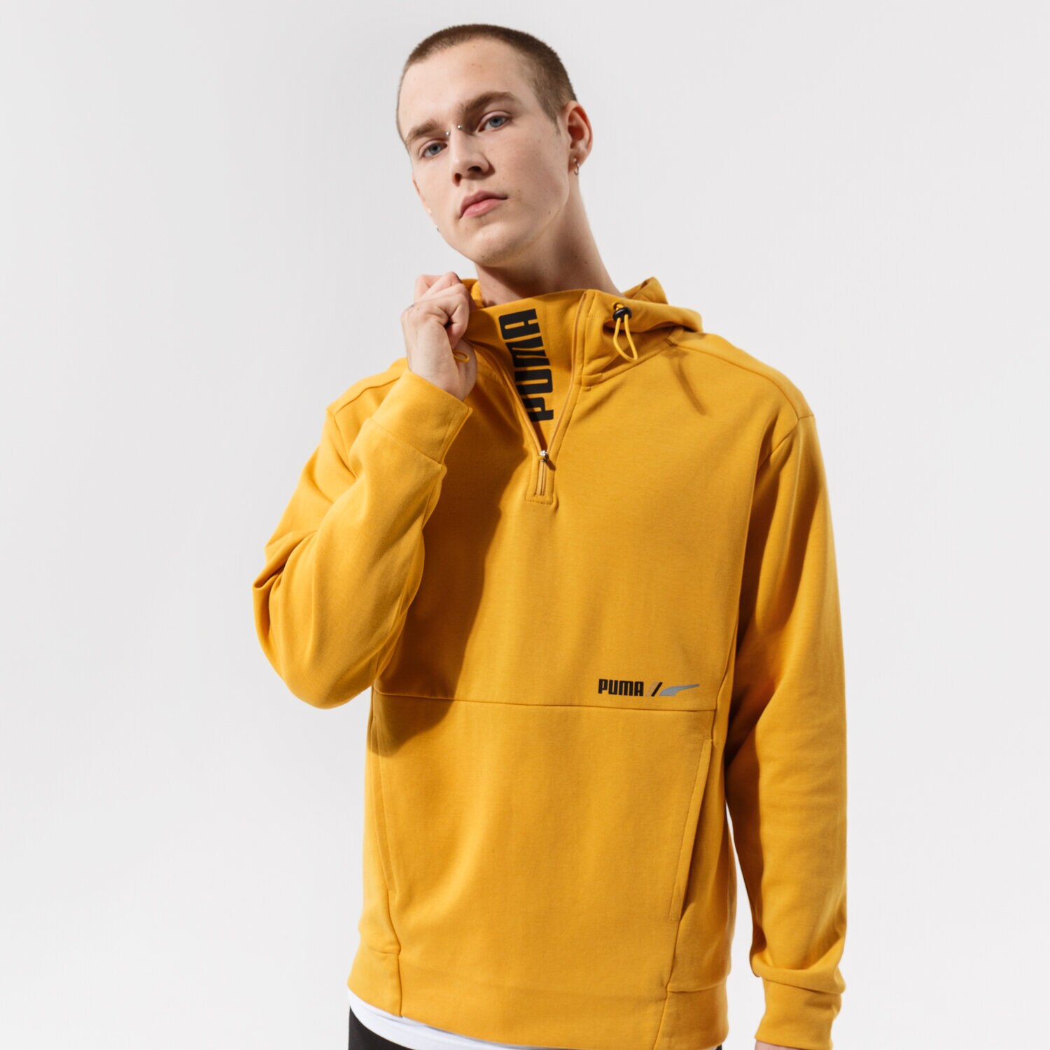 Bărbați bluză PUMA BLUZĂ CU GLUGĂ RAD/CAL HALF ZIP DK - MINERAL YELLOW 58938937 Galben