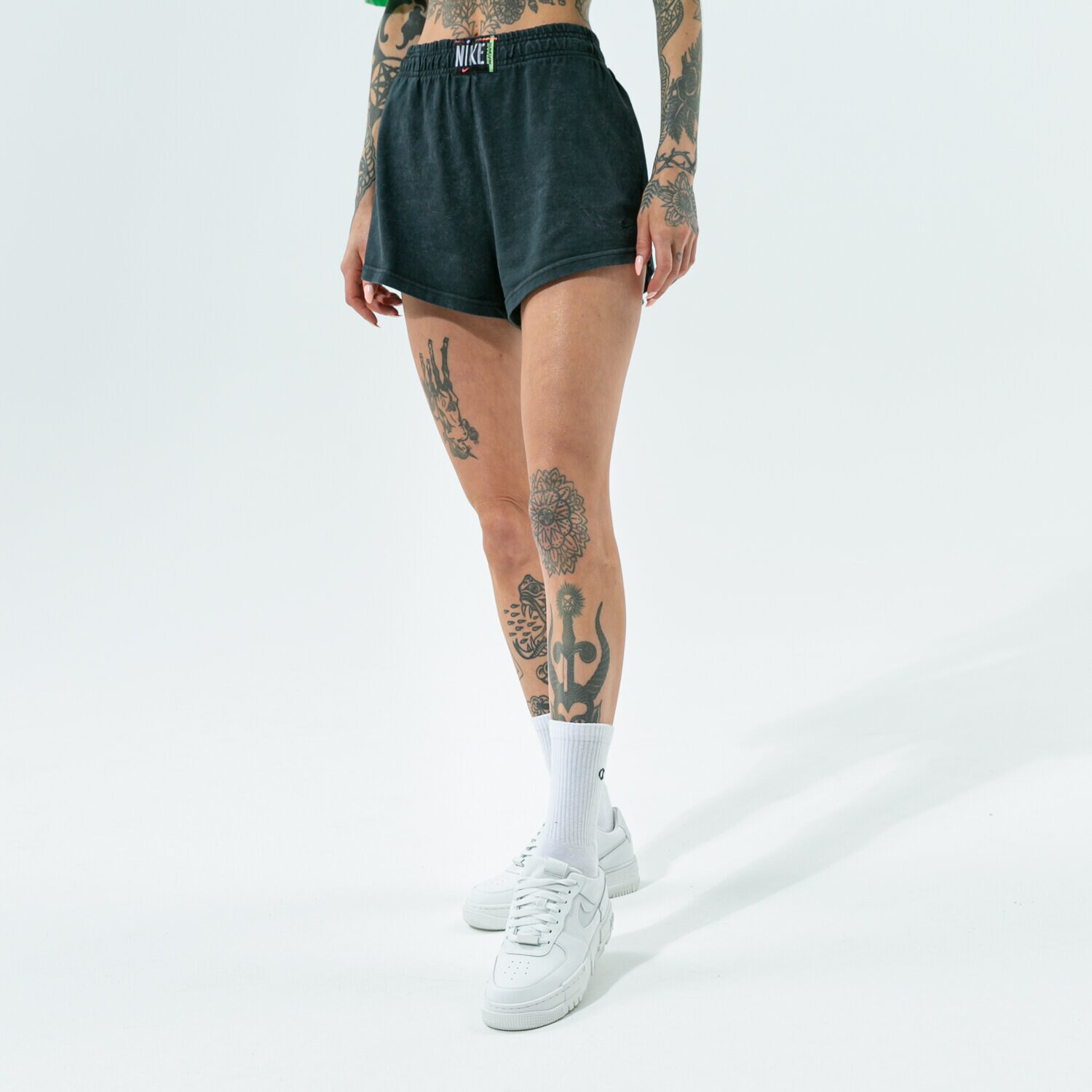 Femei pantaloni scurți NIKE PANTALONI SCURȚI W NSW WASH SHORT HR CZ9856-010 Negru