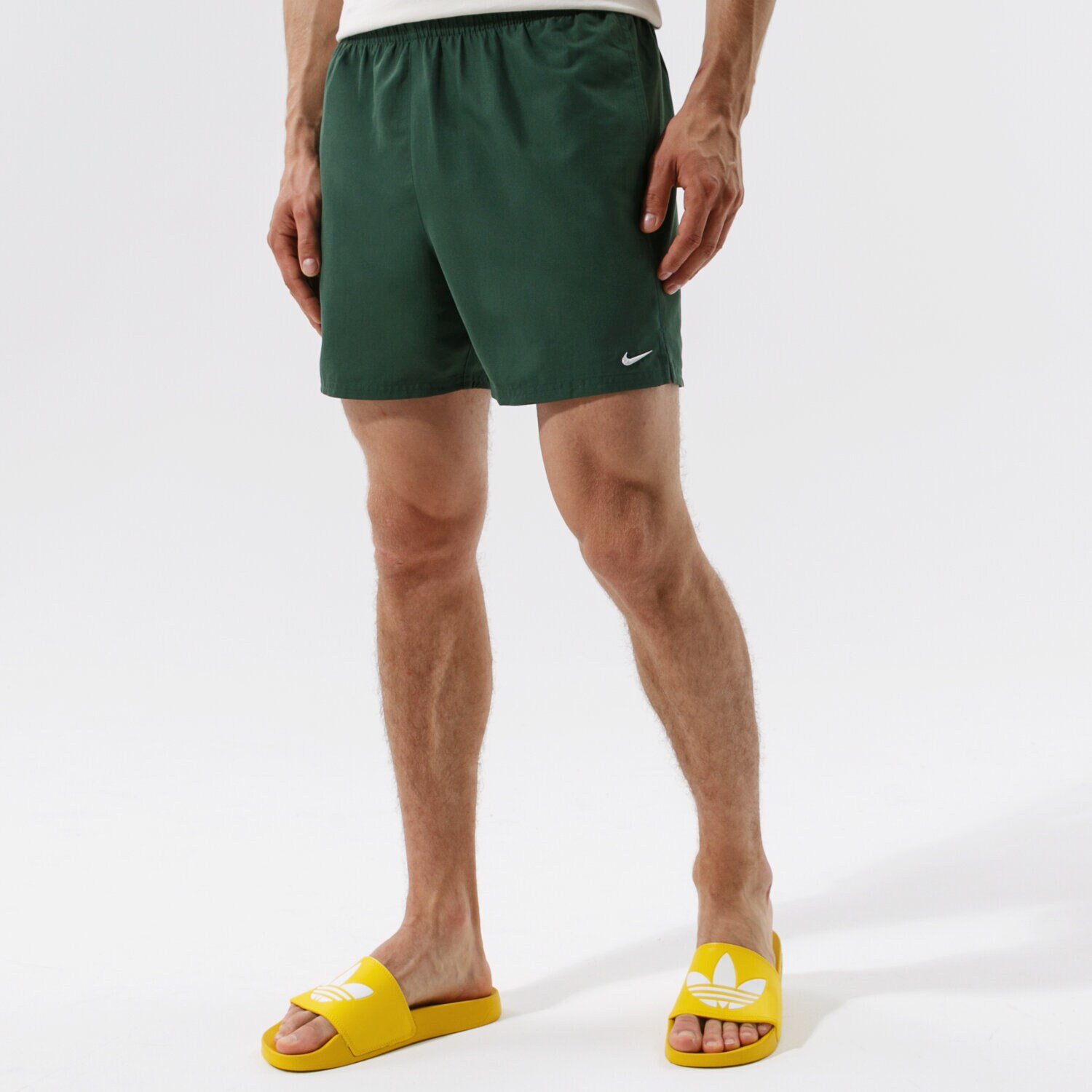 Femei pantaloni scurți NIKE PANTALONI SCURȚI NIKE ESSENTIAL 5" NESSA560303 Verde